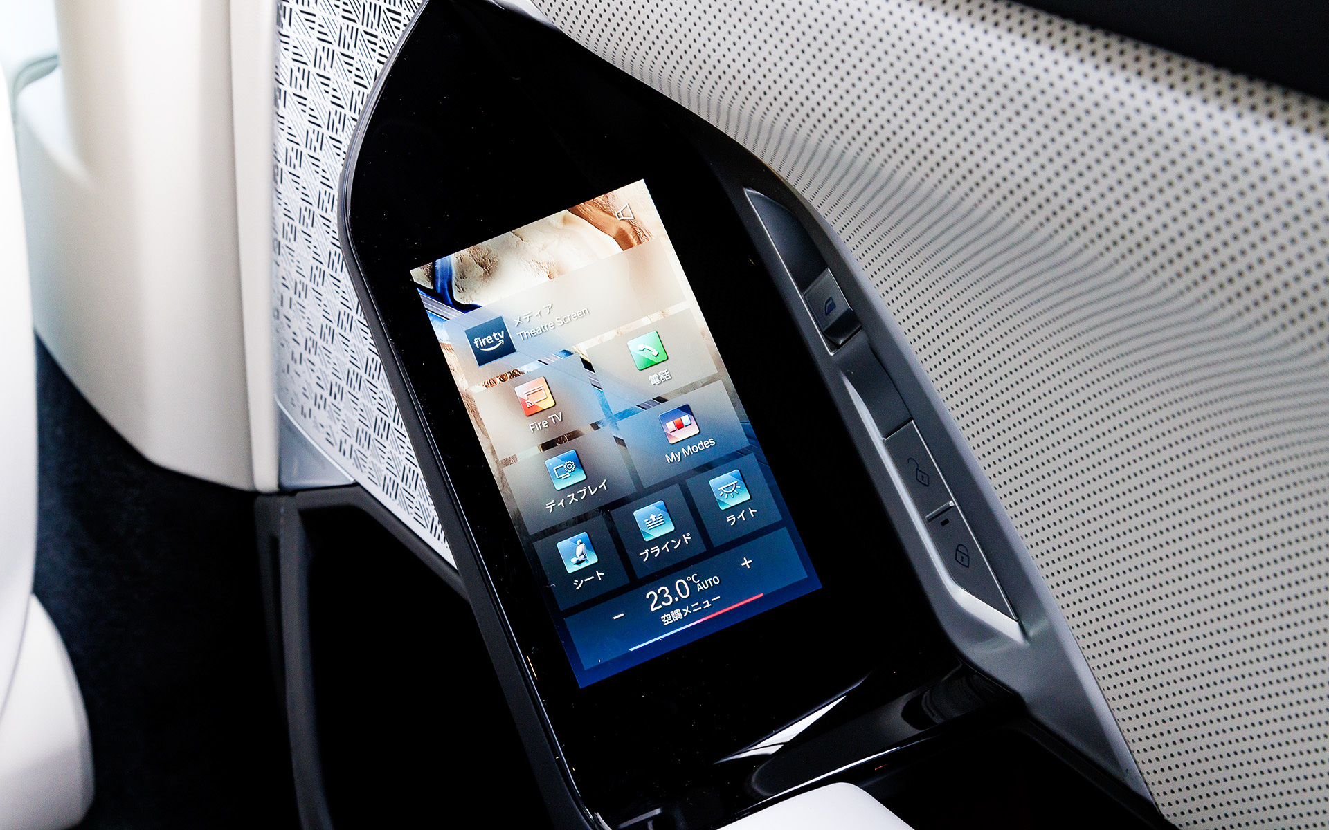 ドアに液晶モニターが備わり、シート調整やライトのON/OFF、「BMWシアター・スクリーン」の調整などが行なえる