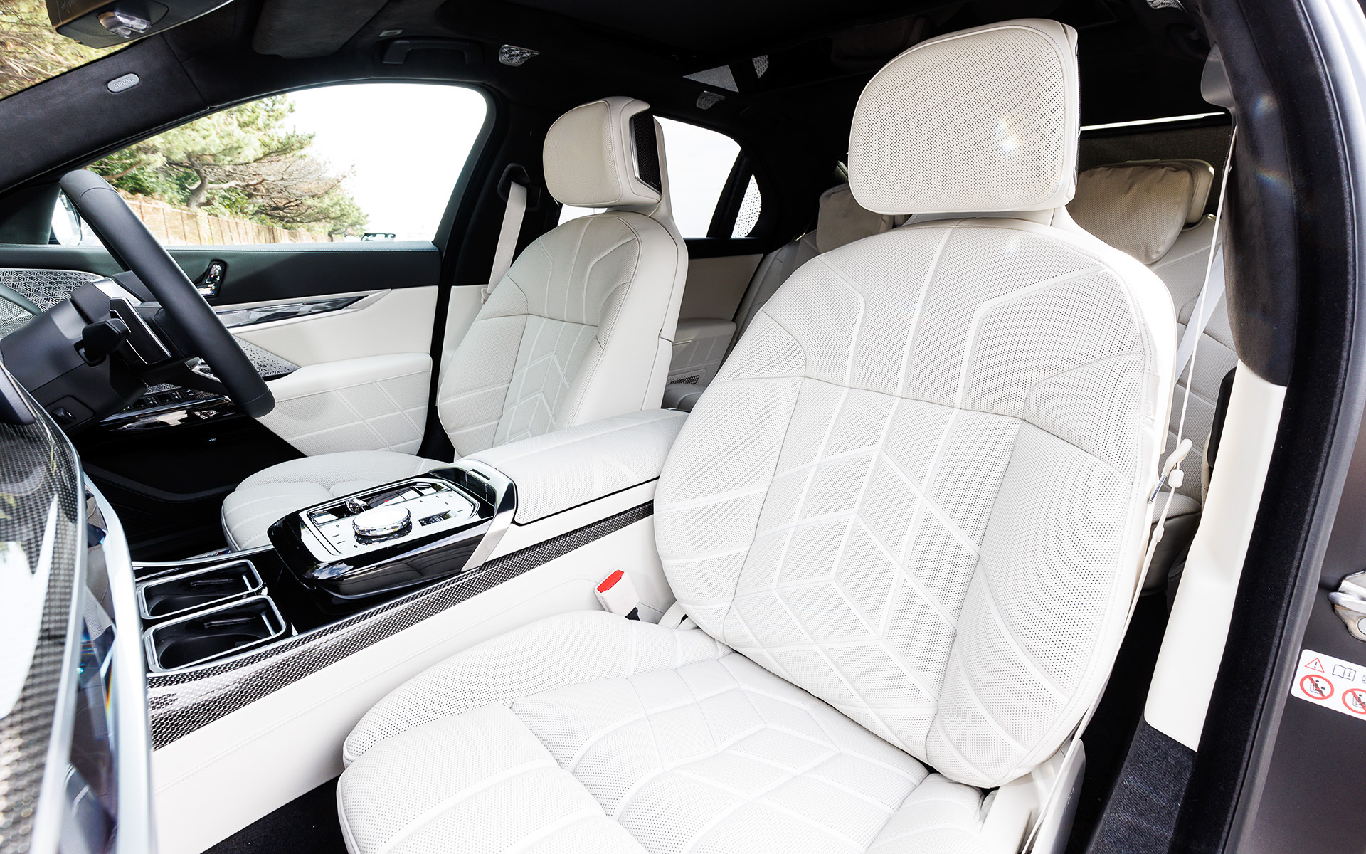 新型7シリーズでは、究極のラグジュアリーセダンとしてAmazon FireTVを搭載した世界初の31インチ8Kパノラマ仕様の「BMWシアター・スクリーン」をはじめ、すべてのドアを自動で開閉することが可能な機能、ハンズオフ機能付き渋滞運転支援機能、安全機能・運転支援システム「ドライビング・アシスト・プロフェッショナル」、完全自動駐車が可能となる「パーキング・サポート・プロフェショナル」などを標準装備