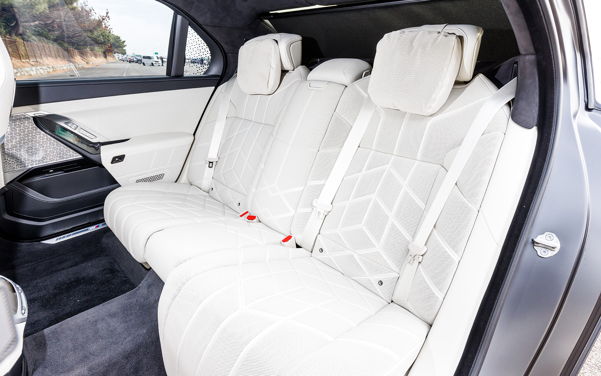 新型7シリーズでは、究極のラグジュアリーセダンとしてAmazon FireTVを搭載した世界初の31インチ8Kパノラマ仕様の「BMWシアター・スクリーン」をはじめ、すべてのドアを自動で開閉することが可能な機能、ハンズオフ機能付き渋滞運転支援機能、安全機能・運転支援システム「ドライビング・アシスト・プロフェッショナル」、完全自動駐車が可能となる「パーキング・サポート・プロフェショナル」などを標準装備