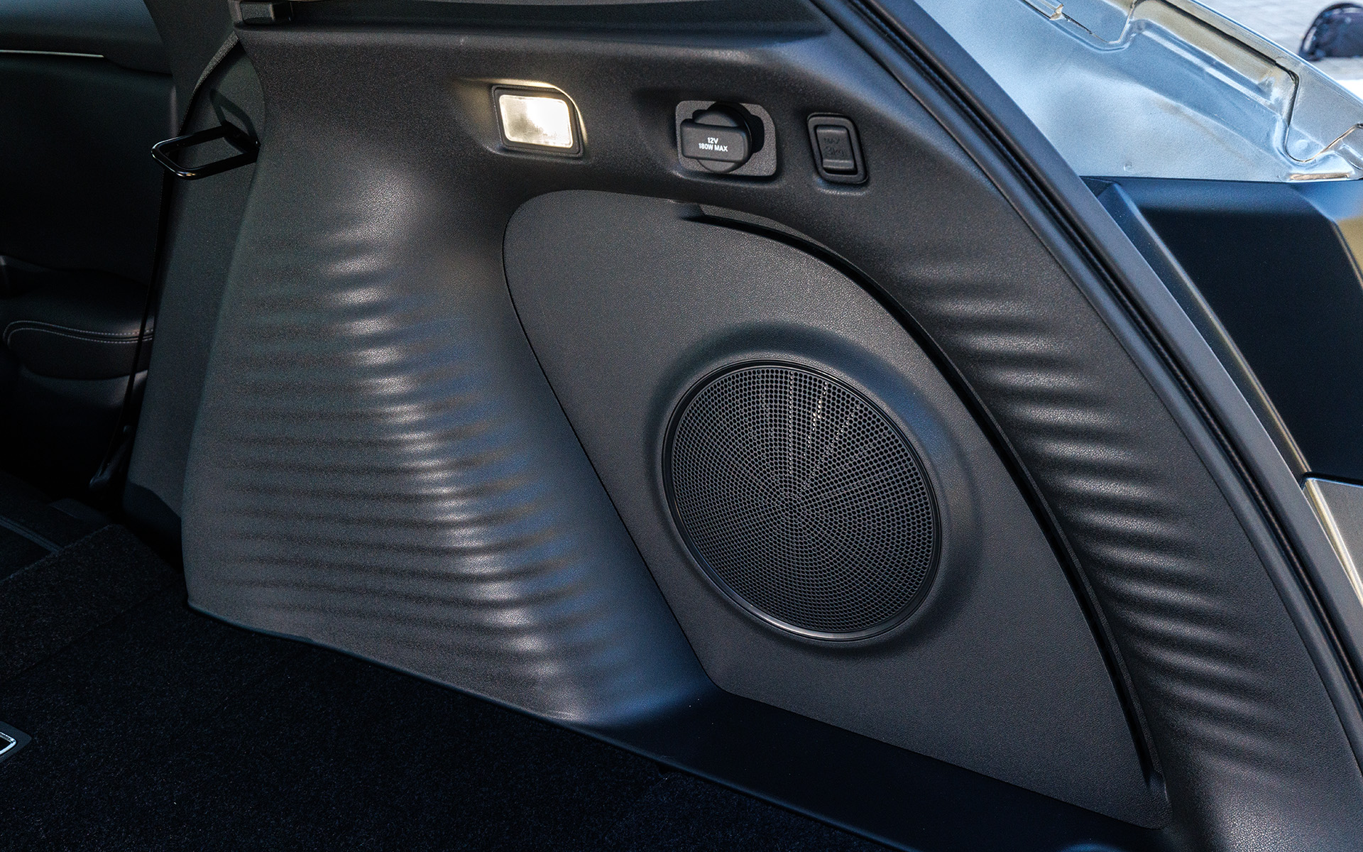 ZグレードはBOSEのプレミアムサウンドシステム（12スピーカー）を標準装備