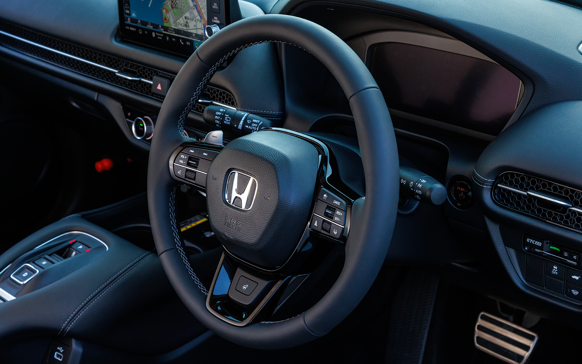 ステアリングはZグレードが本革（スムースレザー）巻きで、Xグレードはプライムスムース