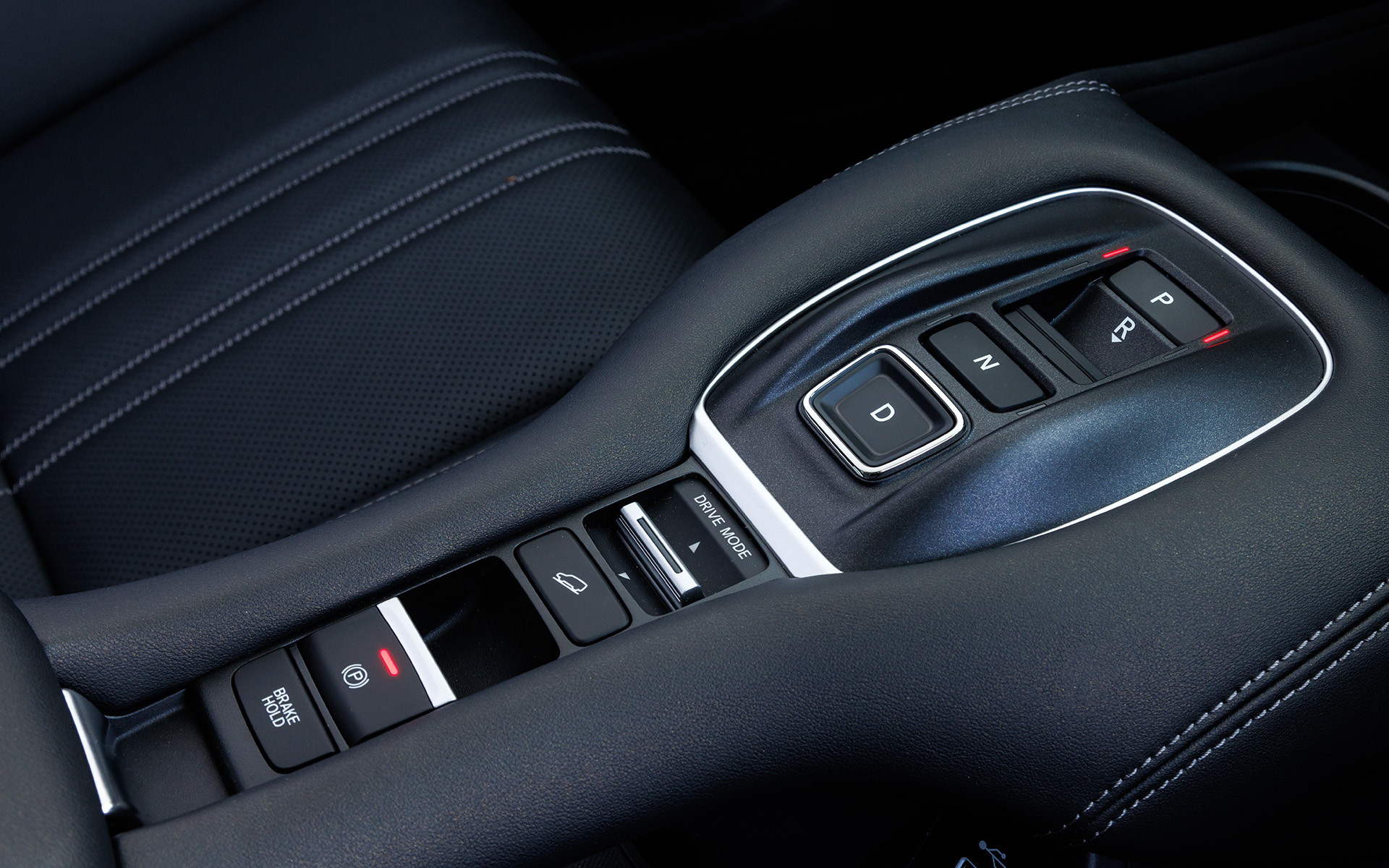 ハイブリッドモデルのシフト操作はボタンのみ。ガソリンモデルはシフトレバーとなる