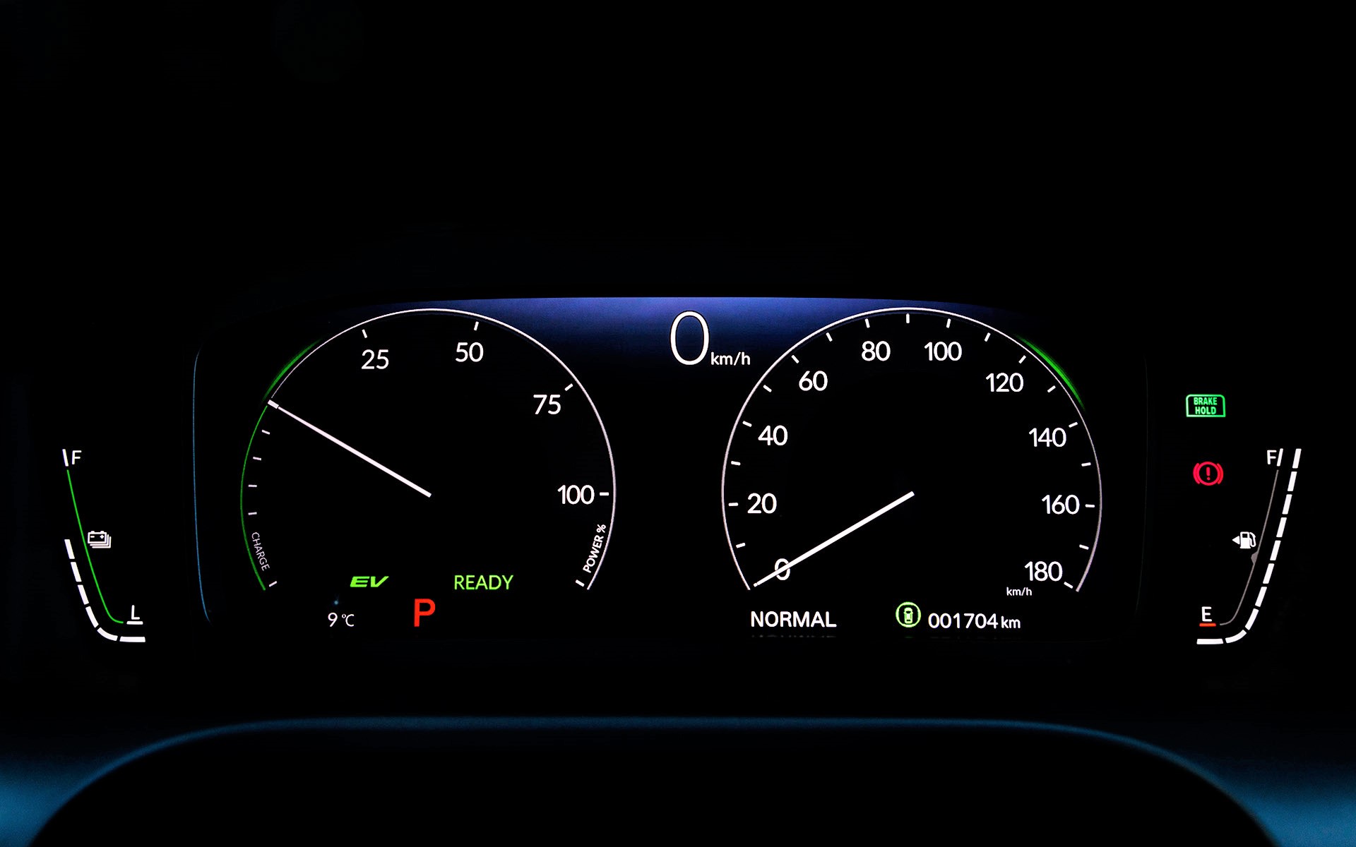 視認性の高い10.2インチのデジタルグラフィックメーターを採用