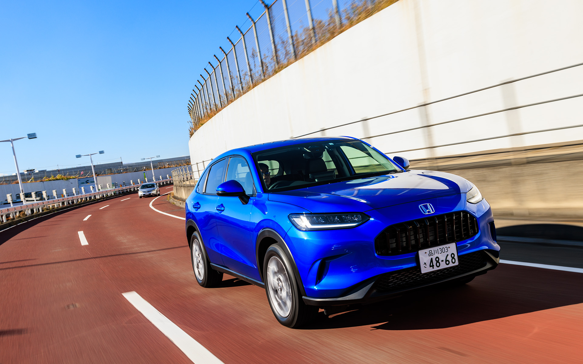 ガソリンモデルのXグレードは294万9100円。ボディカラーはプレミアムクリスタルブルー・メタリック