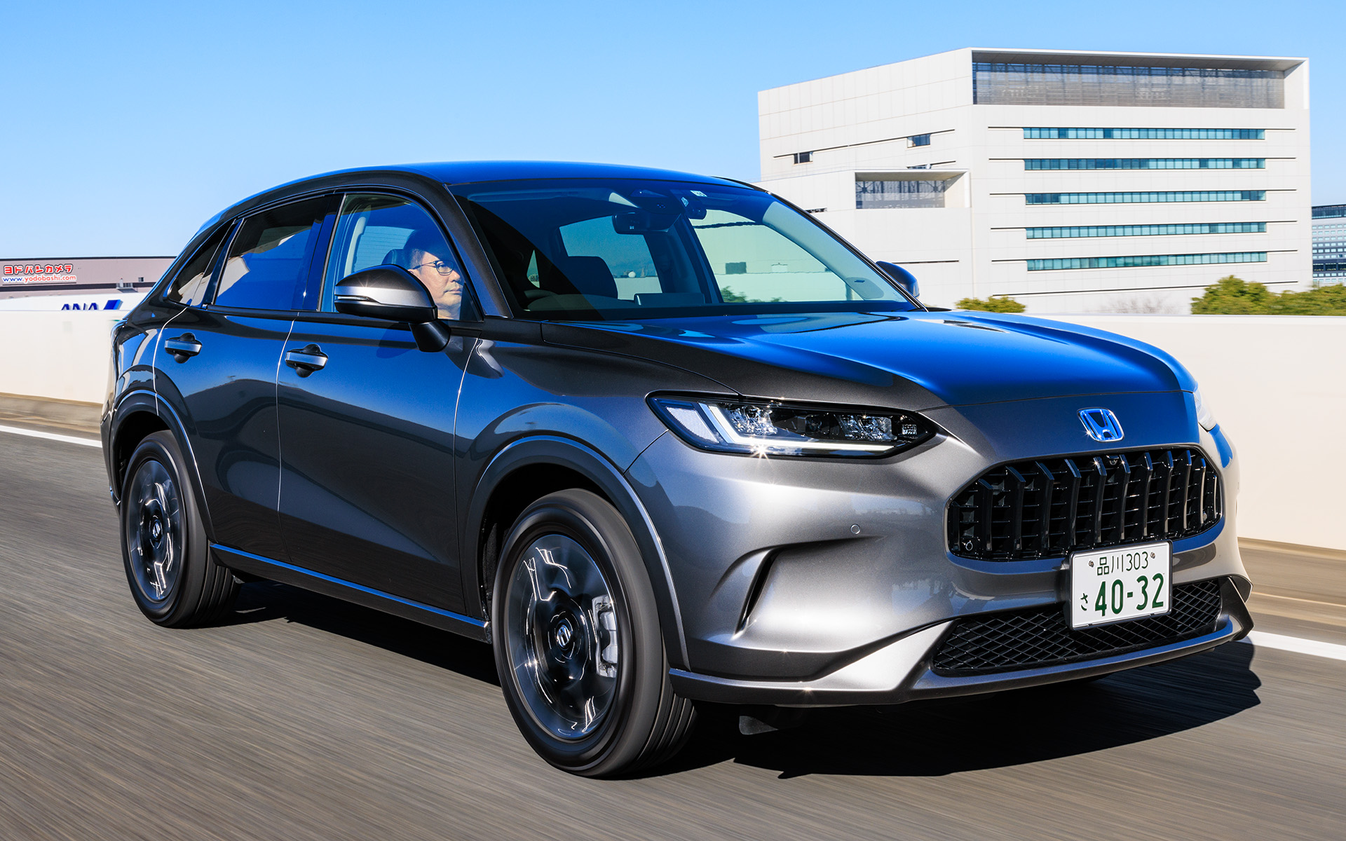 e：HEVモデルのZグレードは411万9500円。ボディカラーはスーパープラチナグレー・メタリック