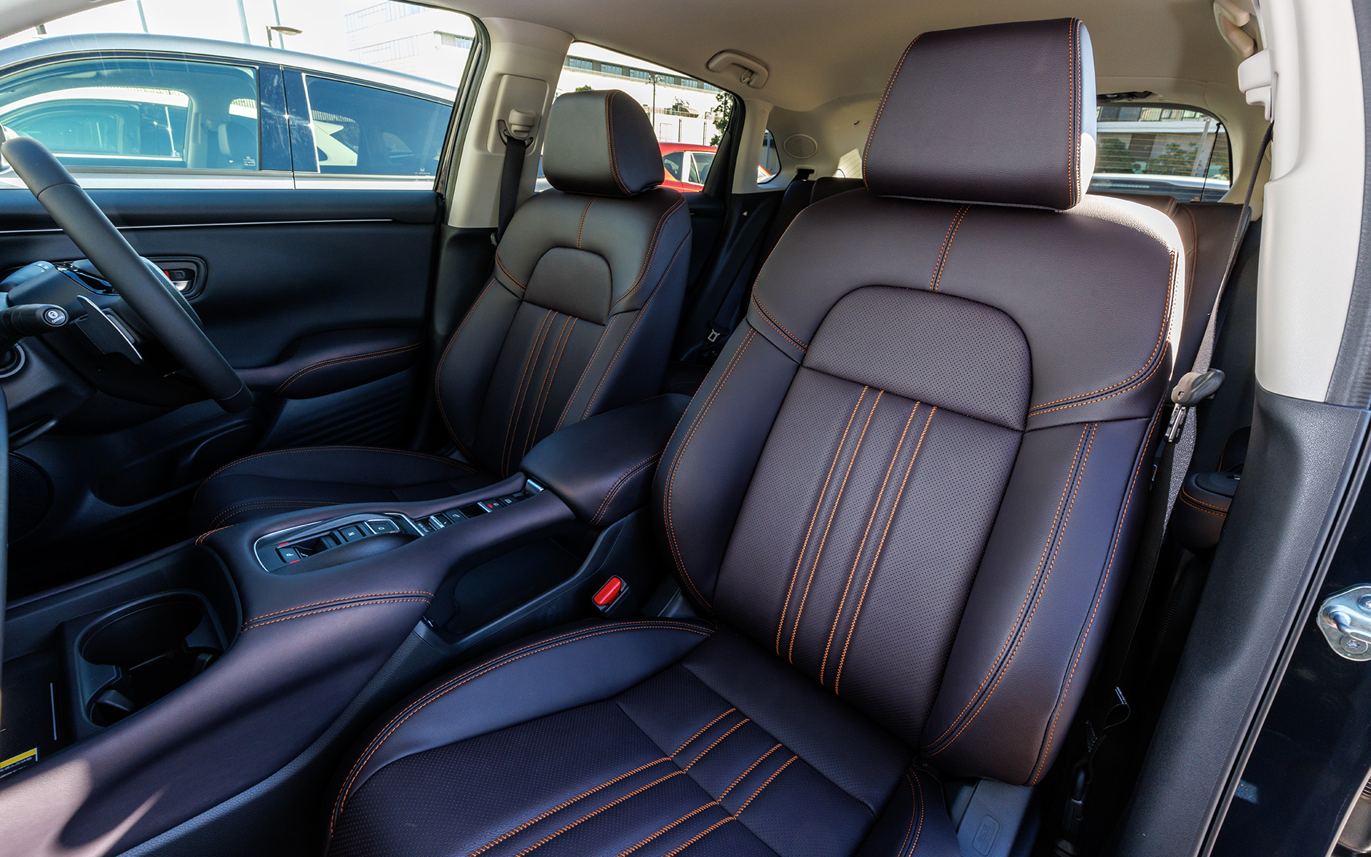 Zグレードの内装は本革シート。また、e：HEVモデルは内装がパール調に仕上げられている