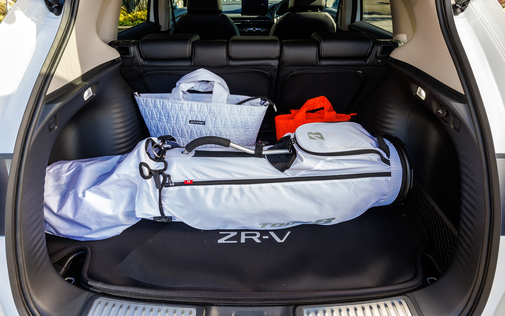 ミドルサイズSUVとはいえラゲッジスペースの収容許容量はなかなかのもの。本格的なロードバイク2台や、9.5インチのゴルフバッグを3個積めるほか、流行りのアウトドアのデイキャンプや車中泊もこなせ、使い勝手もよい