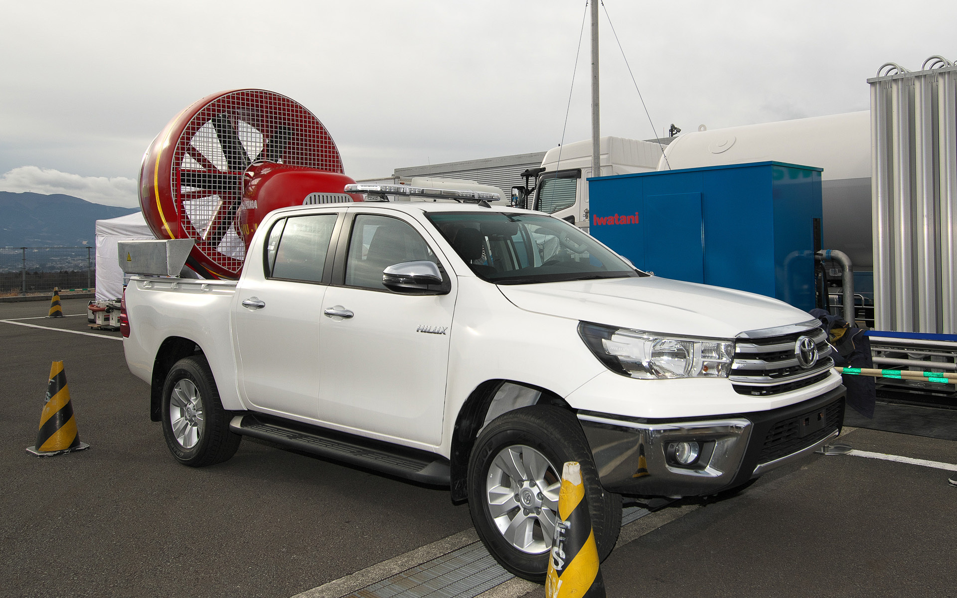 前から見たところ。屋根の上に警告灯も搭載されているのが分かる