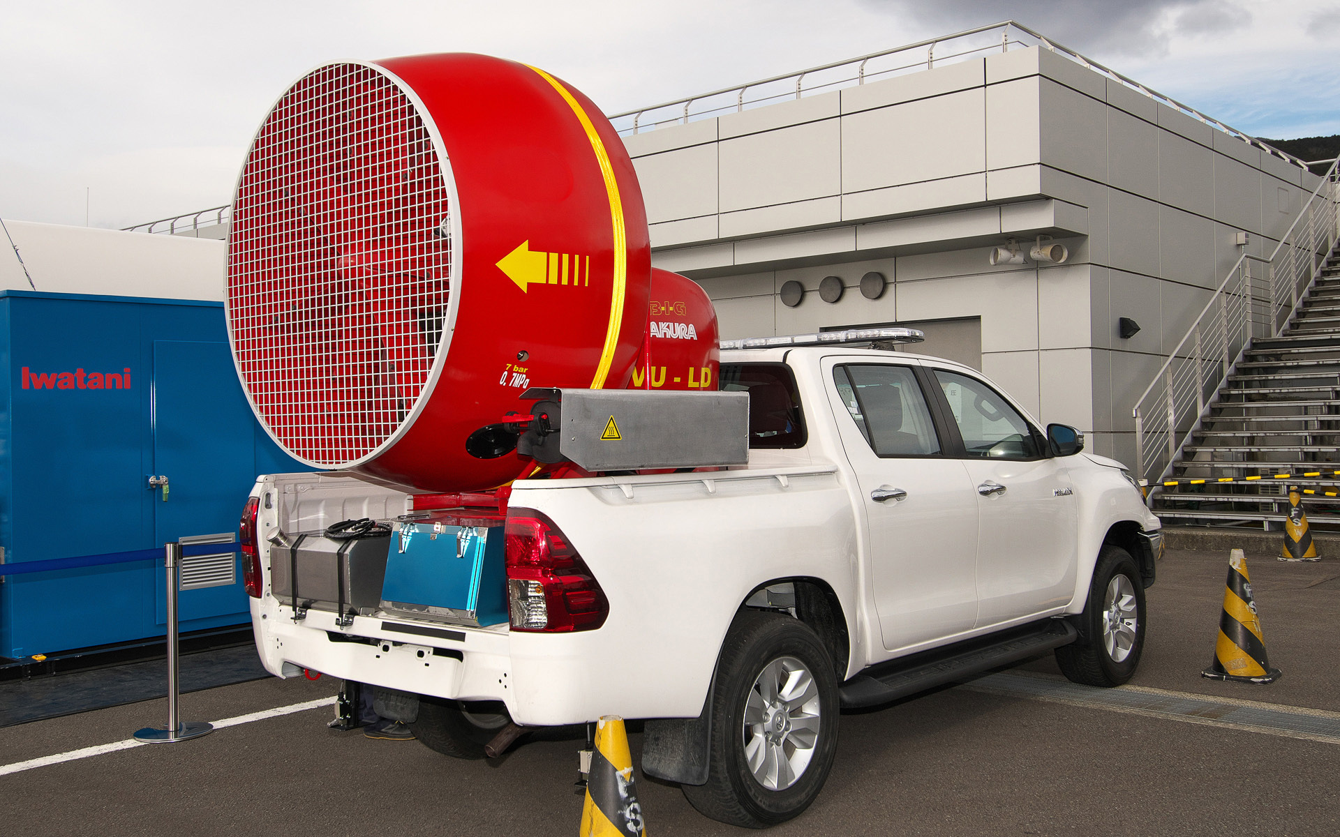 トヨタが水素GRカローラの安全運用のために開発した水素レスキュー車両。巨大な風車が目立つ