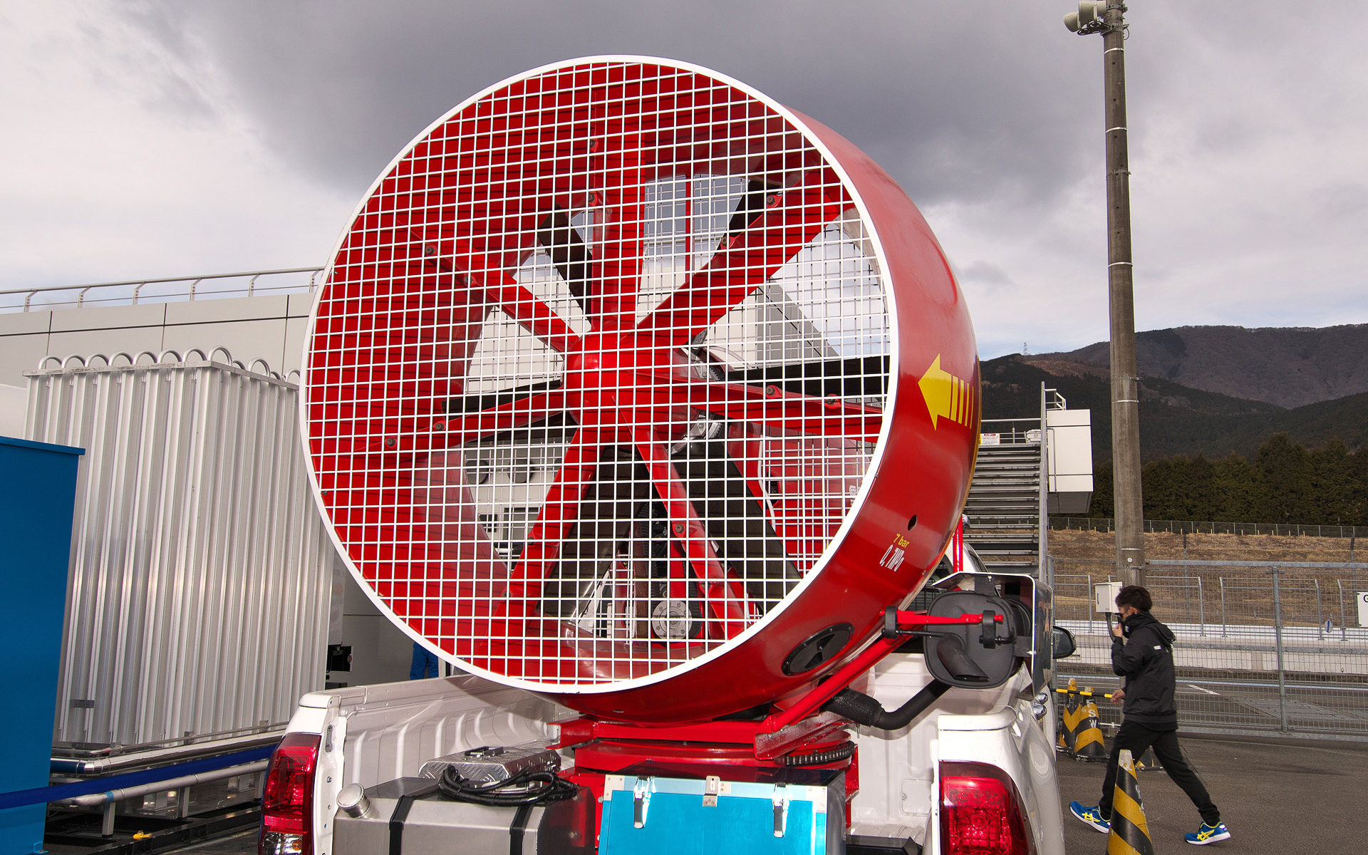 巨大すぎる風車。横のスペックを見ると7barの風を送り出すことができるようだ