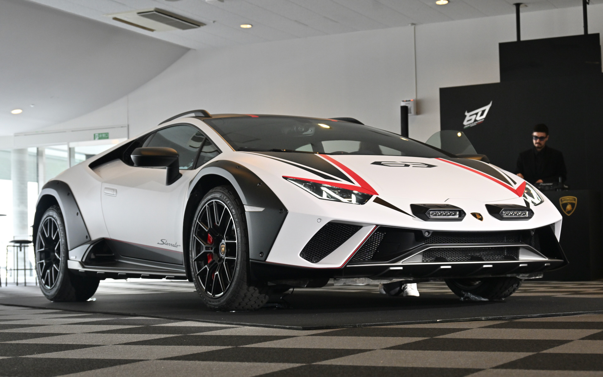 オフロード仕様の「ウラカン ステラート」を日本初公開