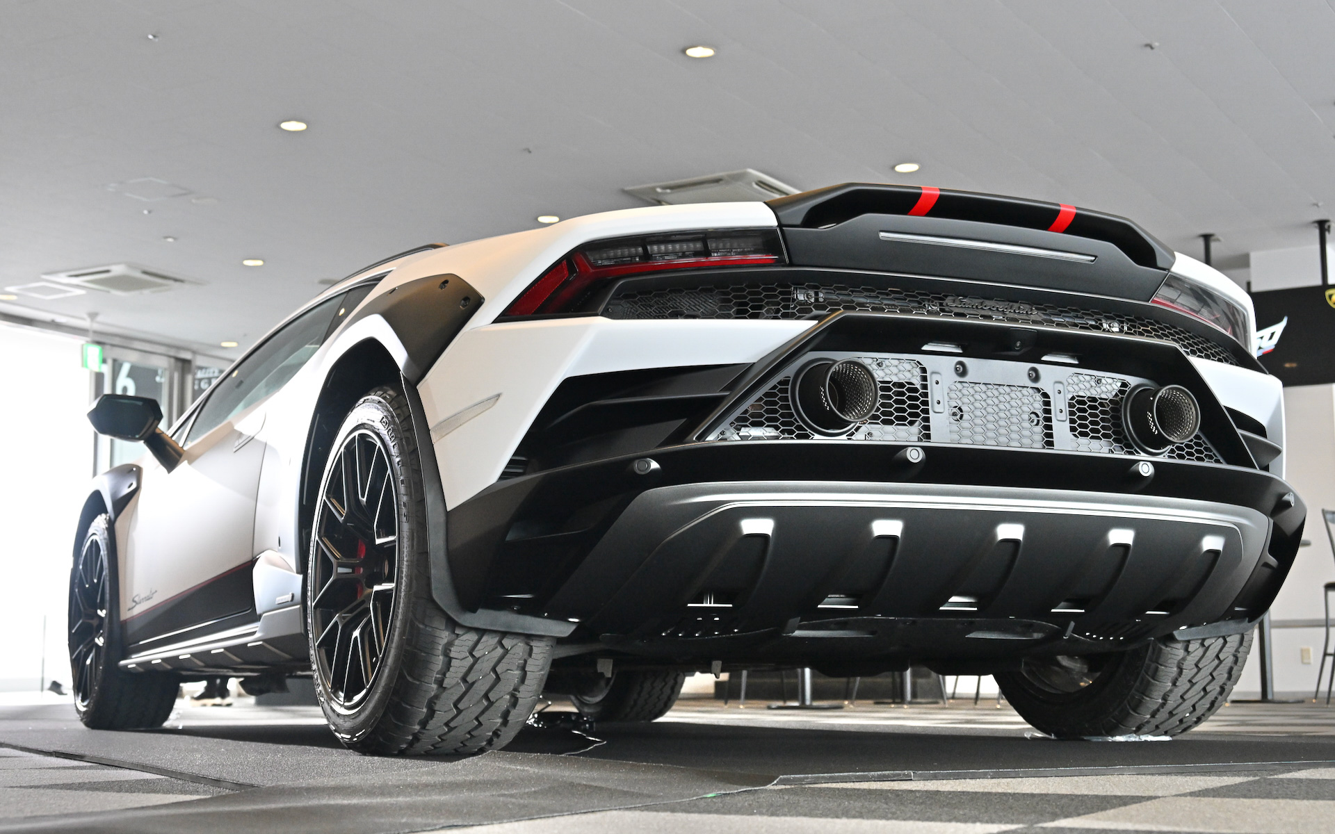 ウラカン ステラートのボディサイズは4525×1956×1248mm（全長×全幅×全高）