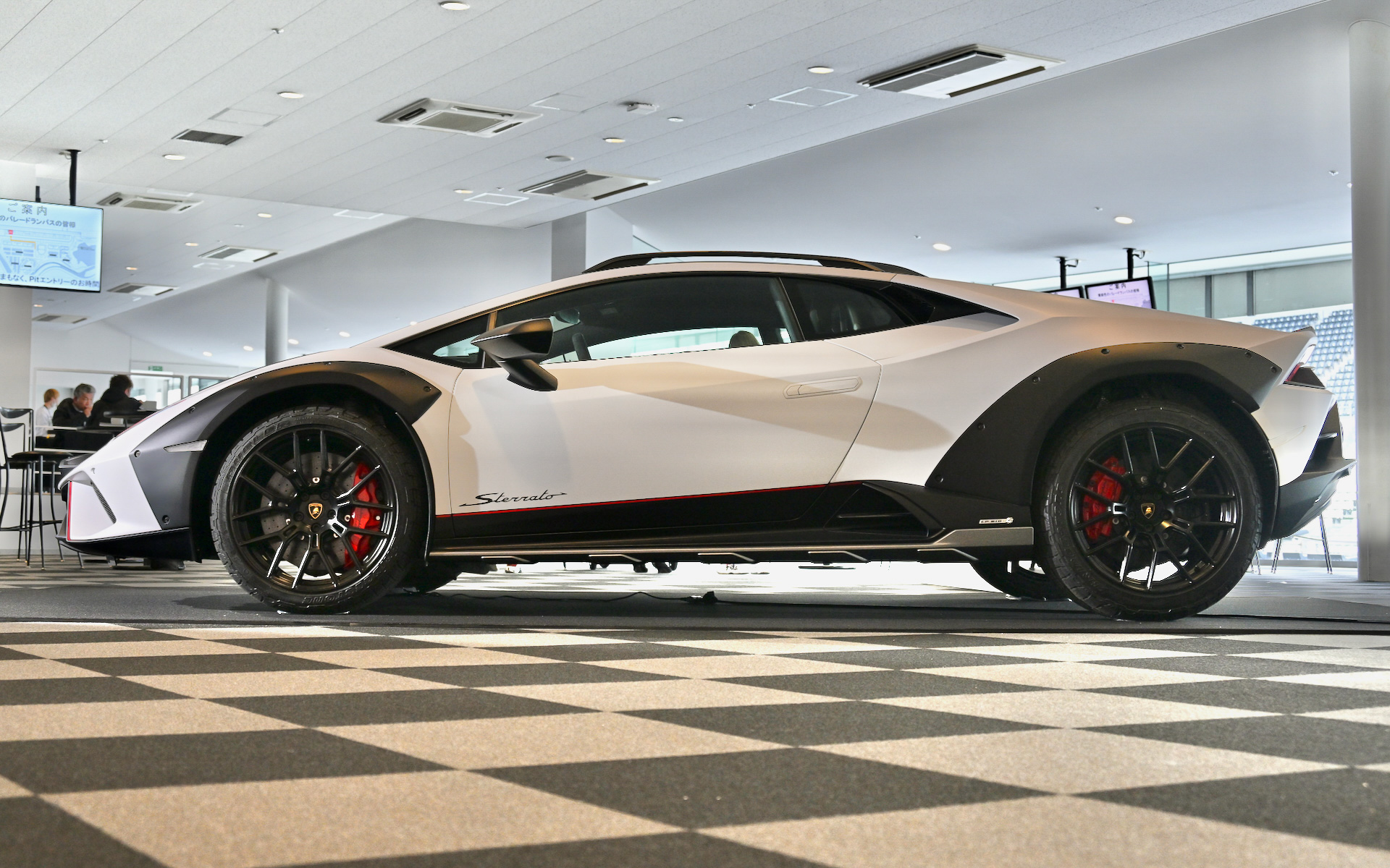 ウラカン ステラートのボディサイズは4525×1956×1248mm（全長×全幅×全高）