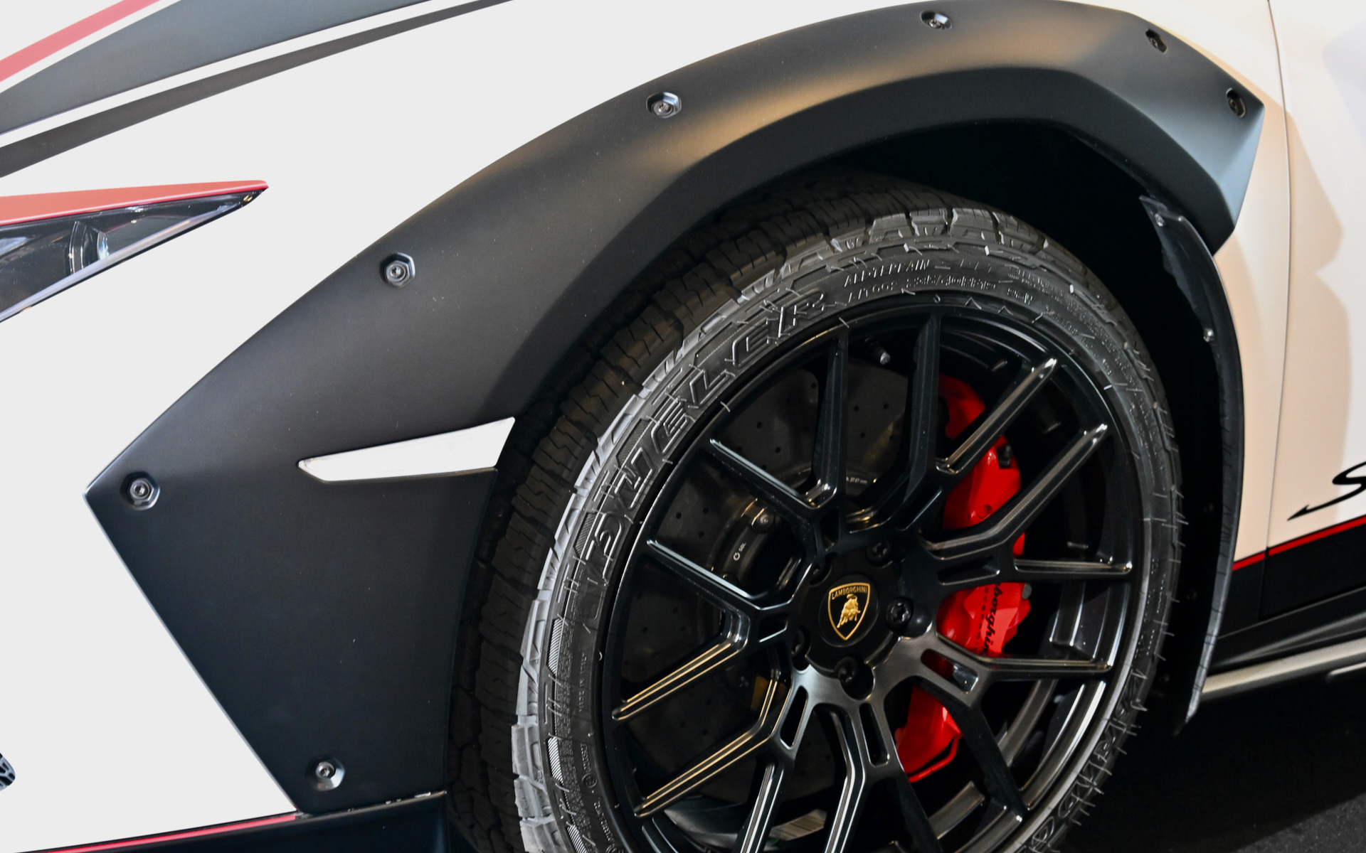 タイヤはブリヂストンと共同開発したランフラットの「DUELER AT002」をセット