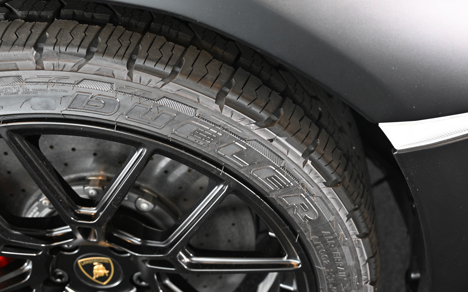 タイヤはブリヂストンと共同開発したランフラットの「DUELER AT002」をセット