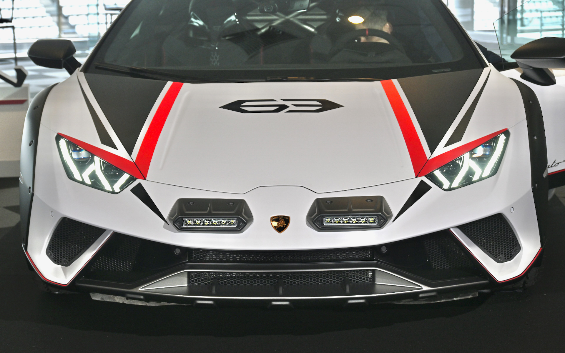 ウラカン ステラートのボディサイズは4525×1956×1248mm（全長×全幅×全高）