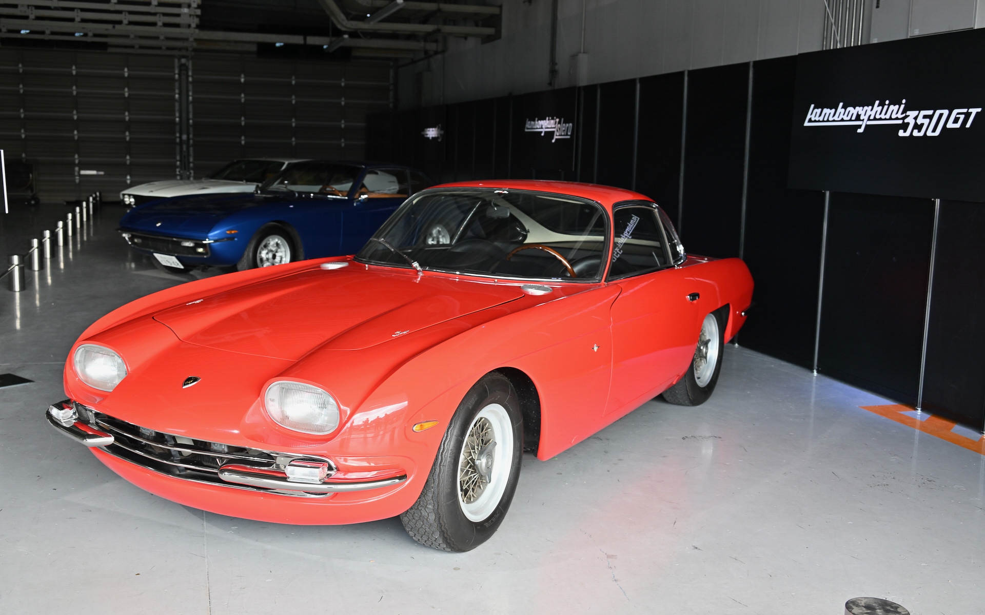 ピット内には創立60周年を記念したランボルギーニの各モデルがずらりと並んだ