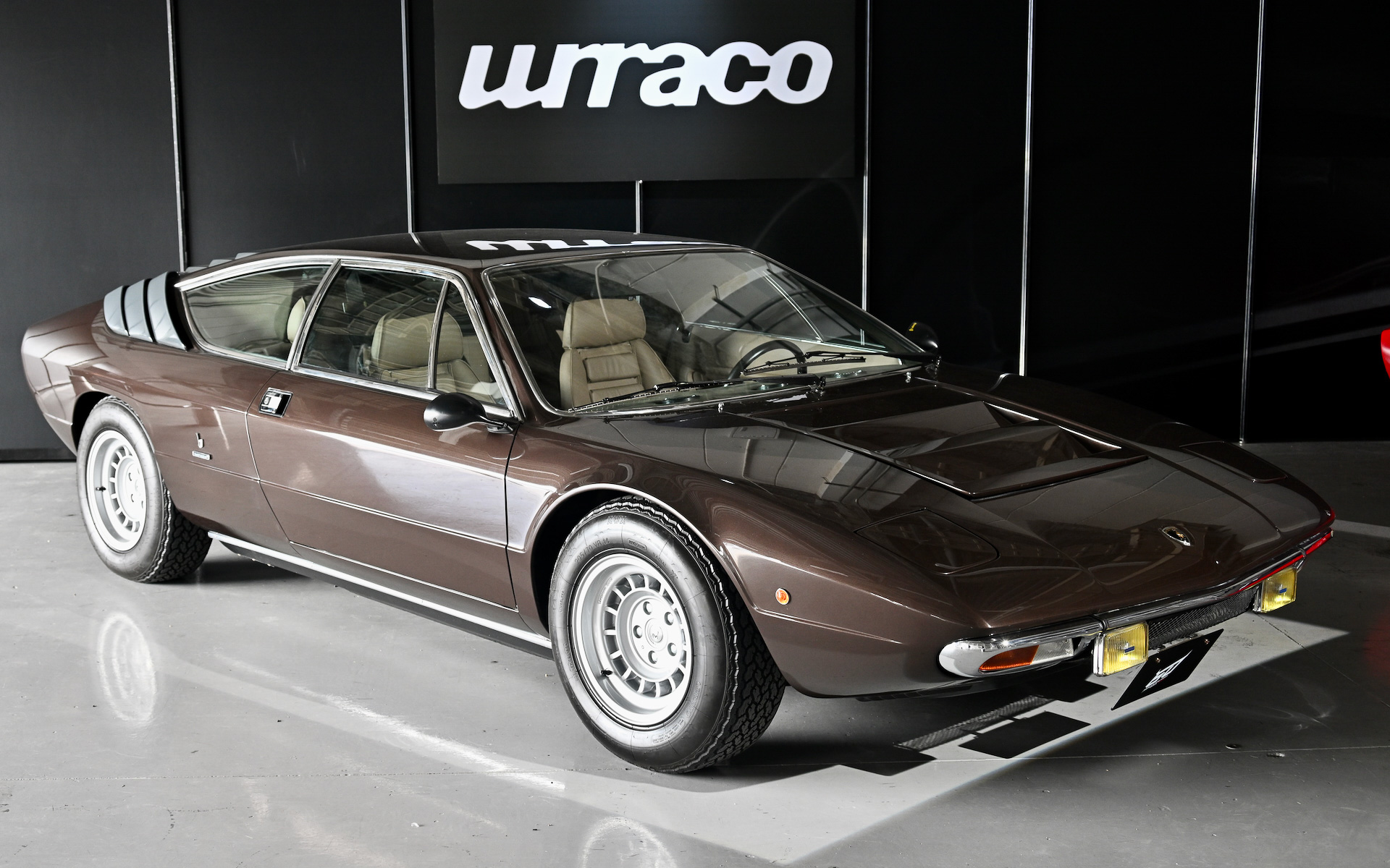 ピット内には創立60周年を記念したランボルギーニの各モデルがずらりと並んだ