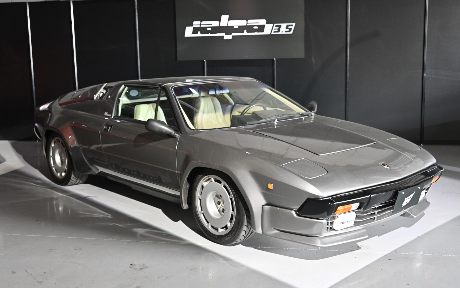 ピット内には創立60周年を記念したランボルギーニの各モデルがずらりと並んだ