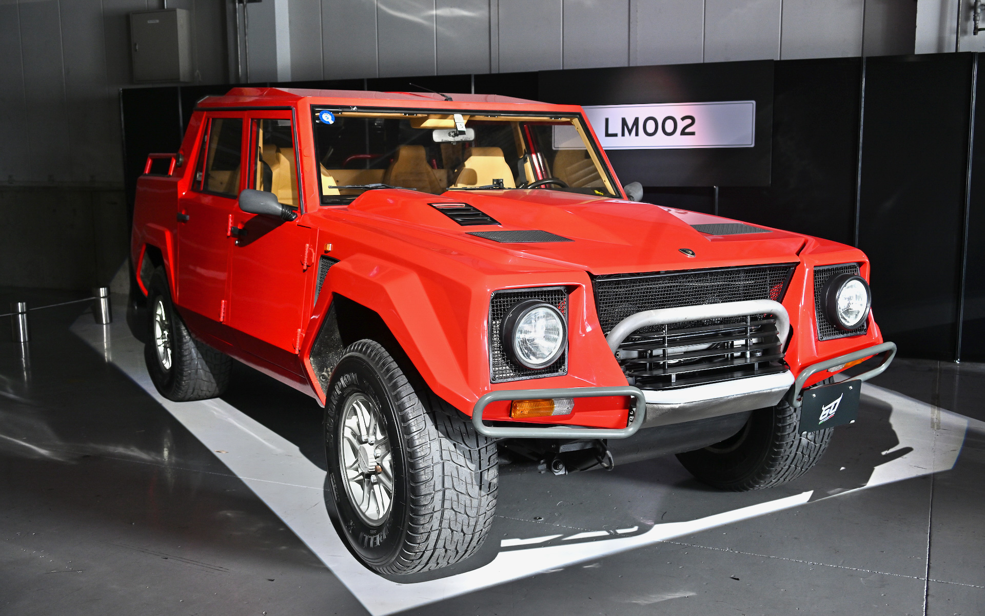 ピット内には創立60周年を記念したランボルギーニの各モデルがずらりと並んだ