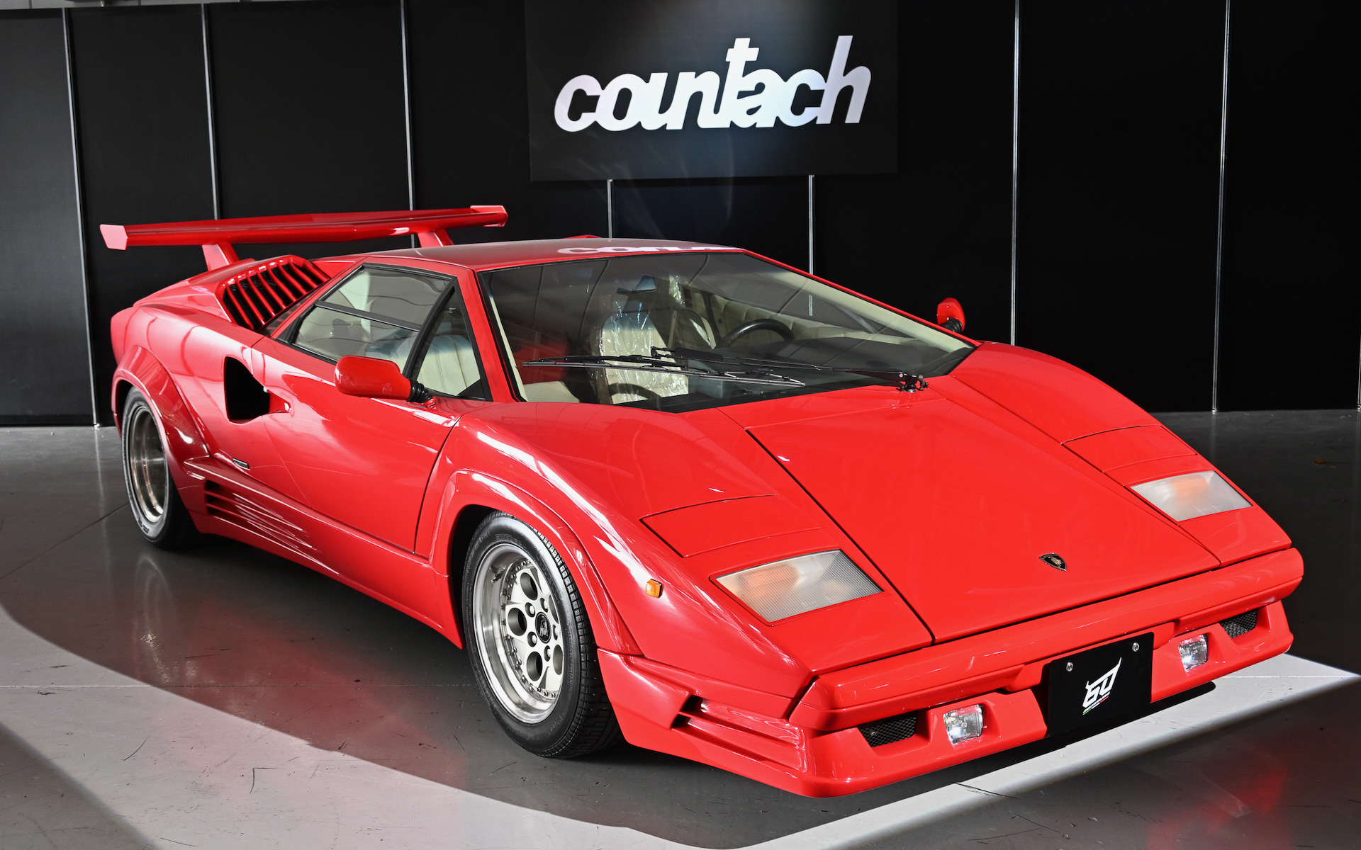 ピット内には創立60周年を記念したランボルギーニの各モデルがずらりと並んだ