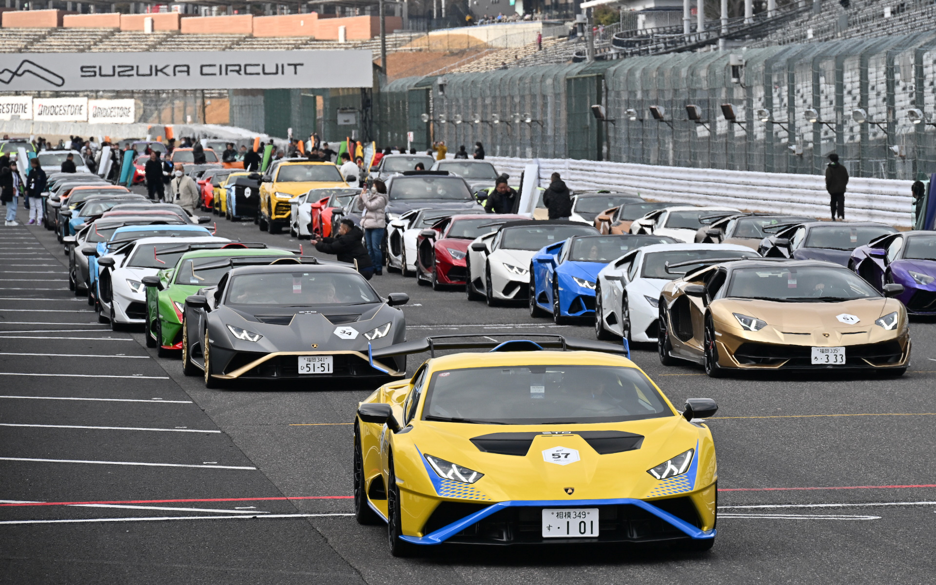 ギネス世界記録に挑戦するランボルギーニ車。先頭車両のドライバーはアウトモビリ・ランボルギーニのステファン・ヴィンケルマンCEOが務めた