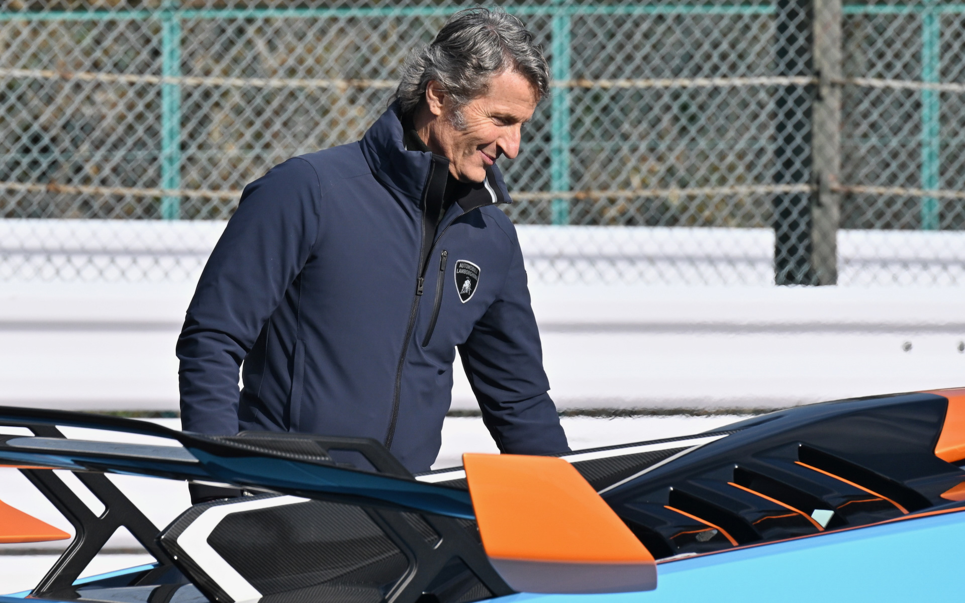 ギネス世界記録に挑戦するランボルギーニ車。先頭車両のドライバーはアウトモビリ・ランボルギーニのステファン・ヴィンケルマンCEOが務めた