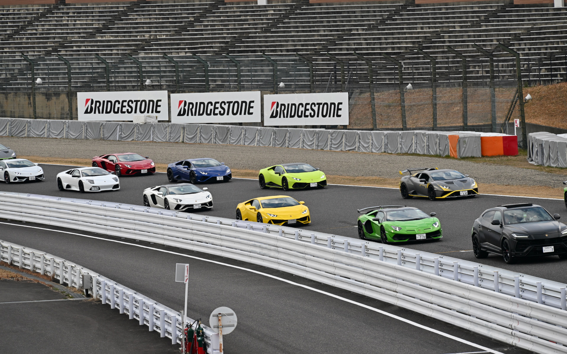 ギネス世界記録に挑戦するランボルギーニ車。先頭車両のドライバーはアウトモビリ・ランボルギーニのステファン・ヴィンケルマンCEOが務めた