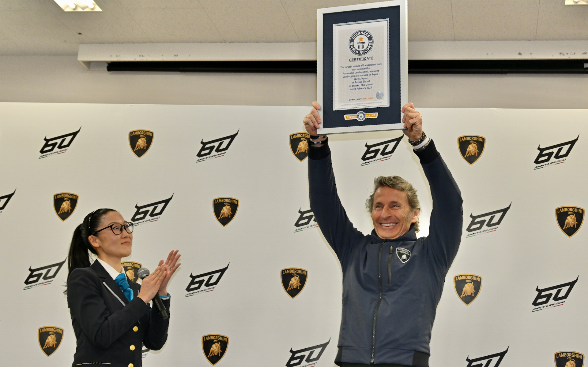 ギネスワールド公式認定員の藤渕文香氏から認定証を手渡されたヴィンケルマンCEO