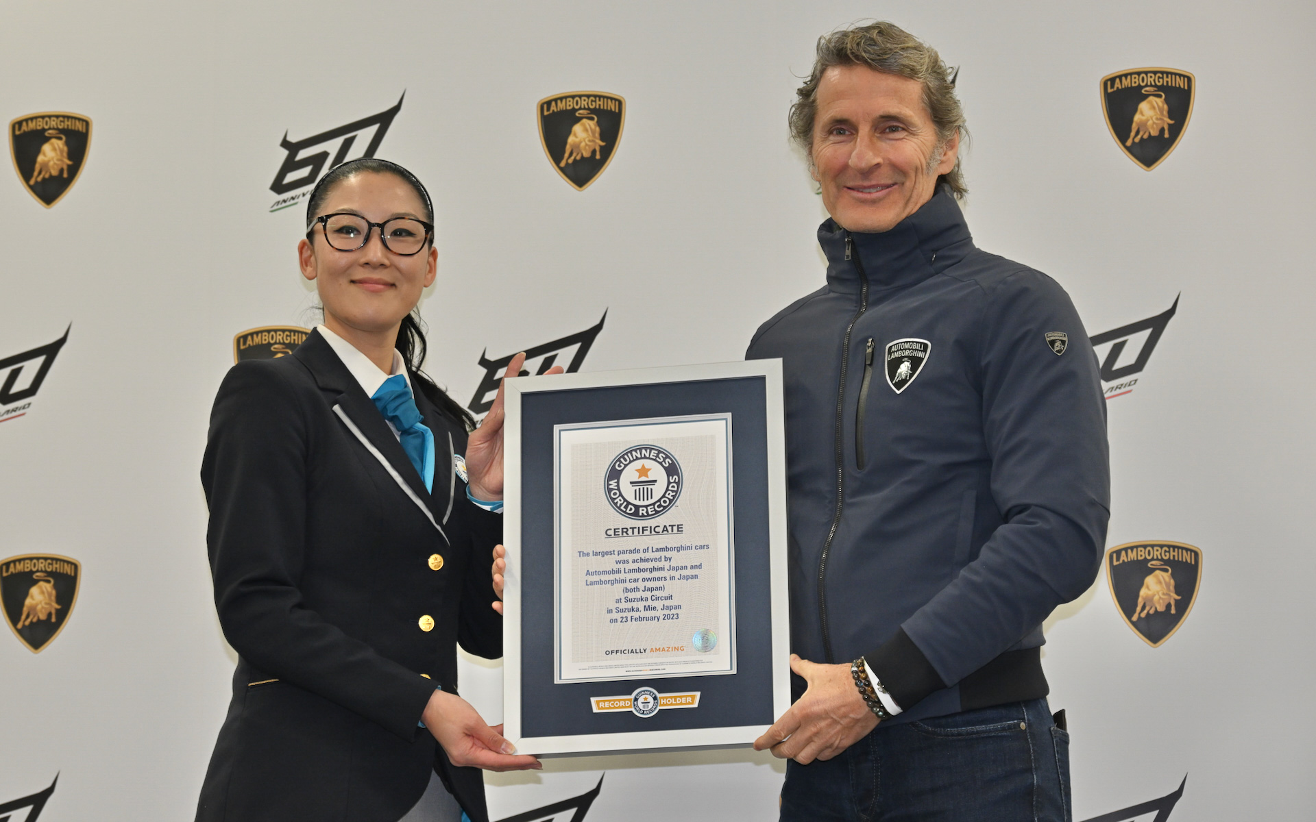 ギネスワールド公式認定員の藤渕文香氏から認定証を手渡されたヴィンケルマンCEO