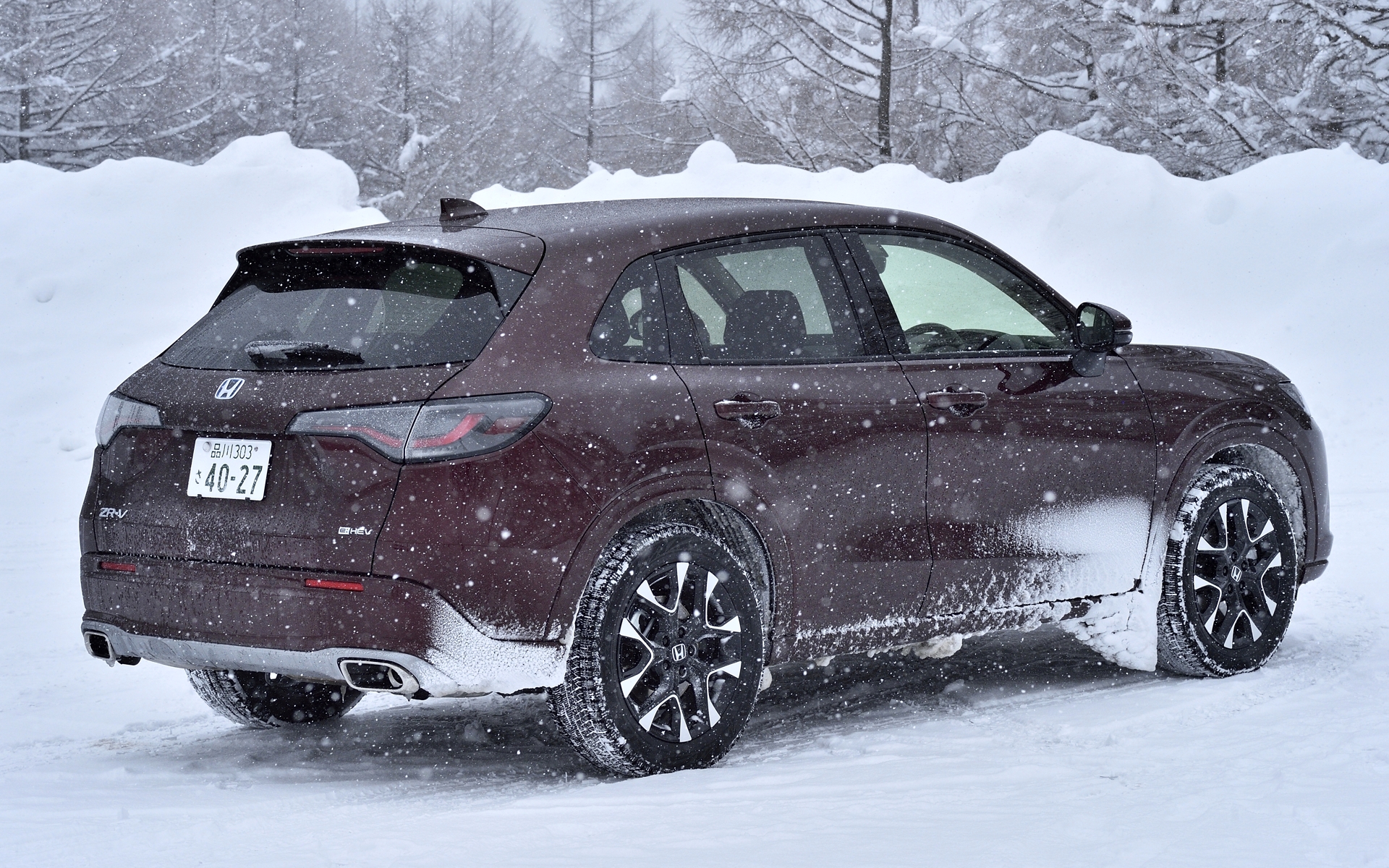 ボディサイズは4570×1840×1620mm(全長×全幅×全高)、ホイールベースは2655mm、車両重量はFFが1580kg、4WDが1630kg。パワートレーンはハイブリッドモデル用の直列4気筒2.0リッターエンジン(最高出力141PS/6000rpm、最大トルク182Nm/4500rpm)にモーター(最高出力135kW/5000-6000rpm、最大トルク315Nm/0-2000rpm)、トランスミッションは2モーター内蔵電気式CVTが組み合わせられる。試乗した2台のカタログWLTCモード燃費値はFFが22.0km/L、4WDが21.5km/L