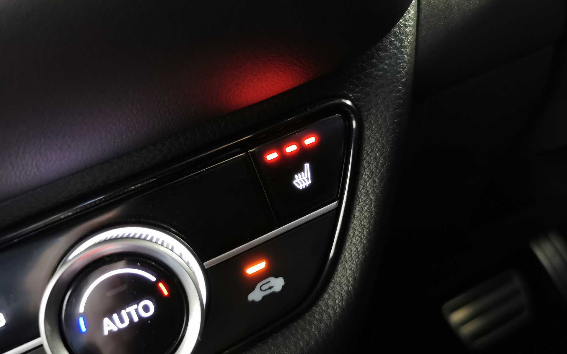 前席のシートヒーターはZグレードとXグレードの4WDも標準装備となっている