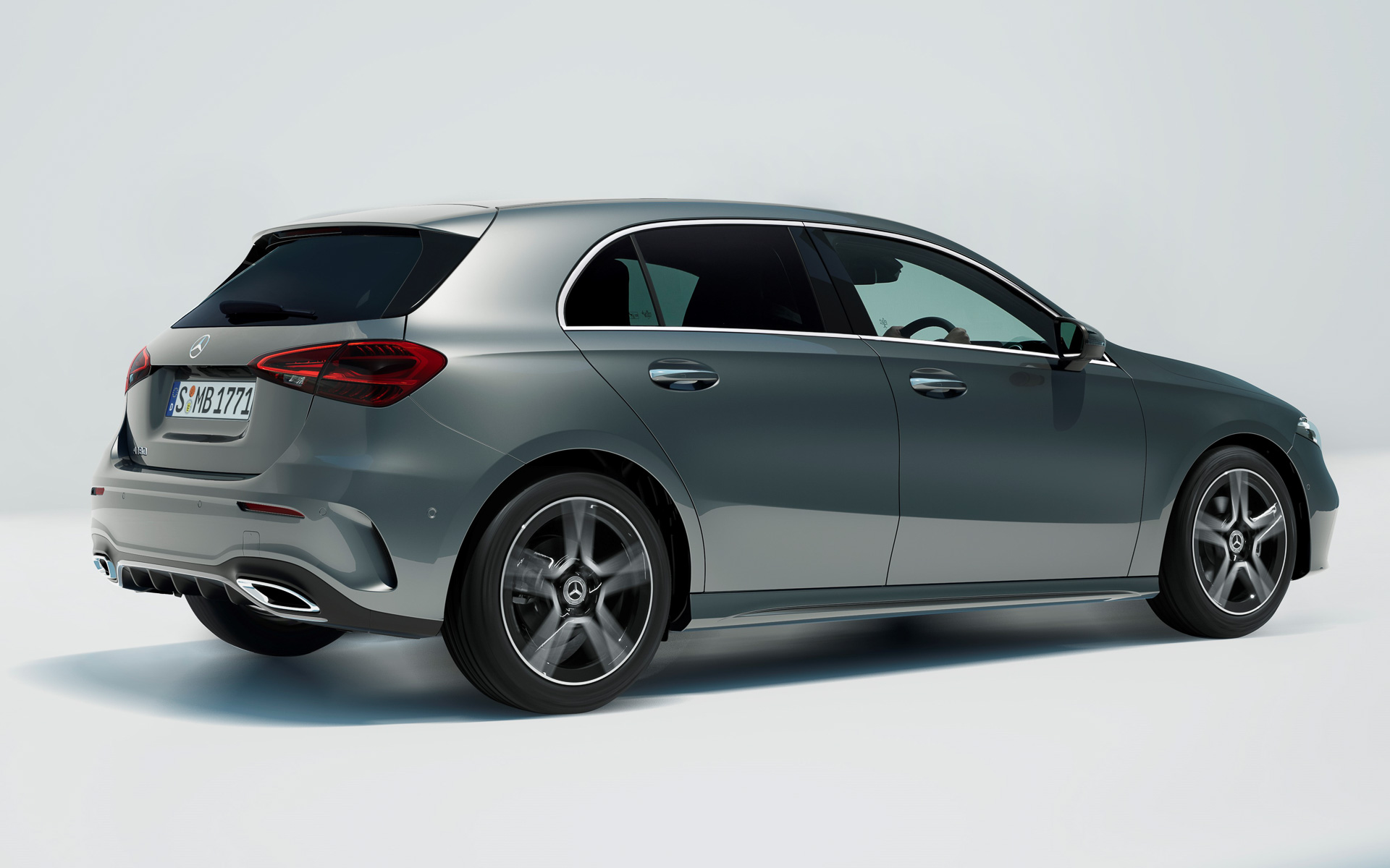 新型A クラス（AMGラインパッケージ装着車）のボディサイズは4440×1800×1420mm（全長×全幅×全高）、ホイールベースは2730mm