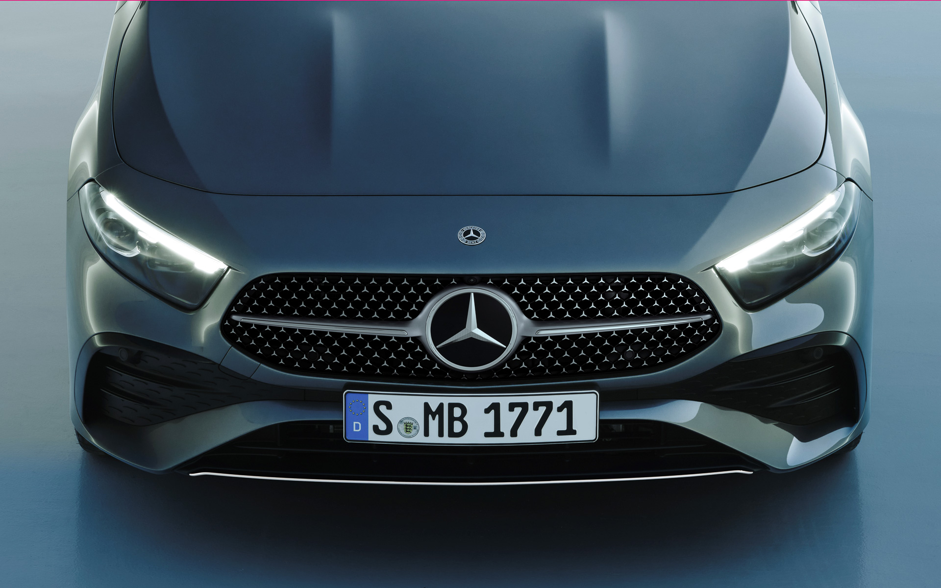 AMGラインにはスターパターンフロントグリルが採用される