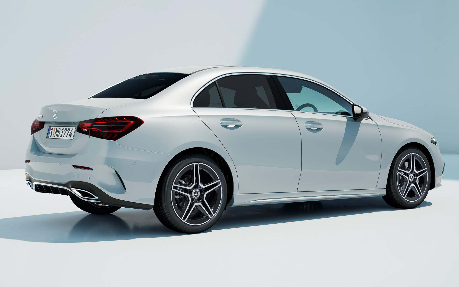 新型Aクラス セダン（AMGラインパッケージ装着車）のボディサイズは4565×1800×1430mm（全長×全幅×全高）、ホイールベースは2730mm