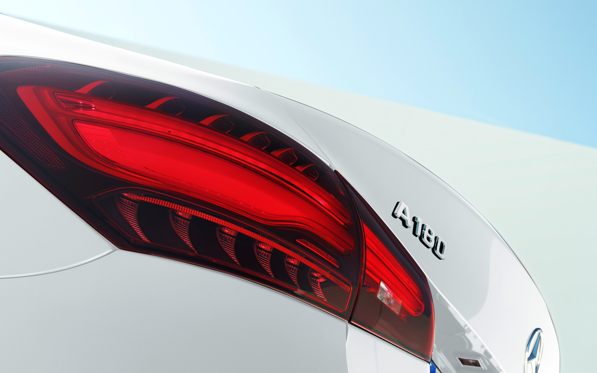 水平基調のテールランプ