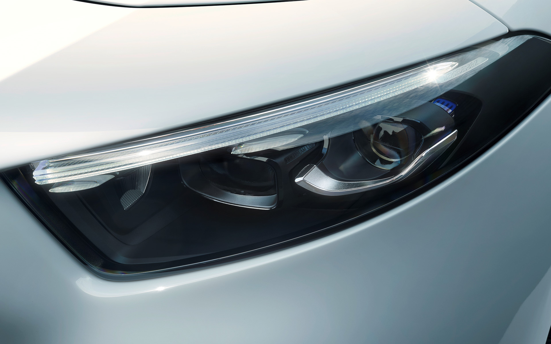 シャープな印象を与えるヘッドライト