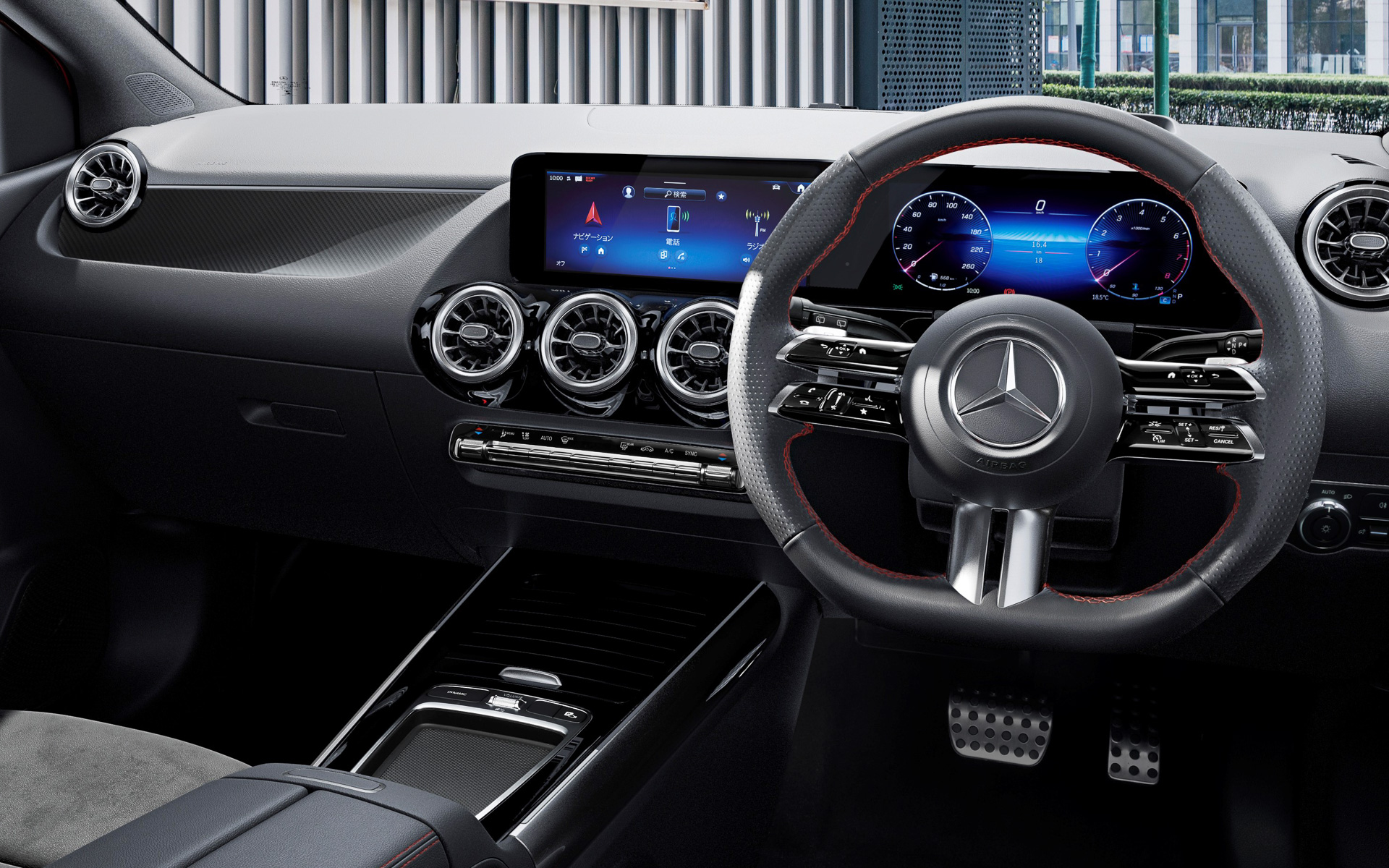 搭載する対話型インフォテインメントシステム「MBUX」は最新世代へと更新され、Cセグメントに初めてMBUX AR（Augmented Reality＝拡張現実）ナビゲーションが採用された