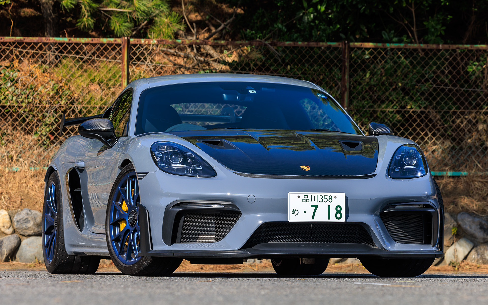 今回試乗したのは2021年11月に予約受注を開始した「718 ケイマン GT4 RS」（1878万円）。車両重量1415kgの軽量設計と俊敏なシャシーのセットアップ、最新のエアロダイナミクスを採用し、ニュルブルクリンクのノルドシュライフェにおいて「718 ケイマン GT4」のラップタイムを23秒以上短縮