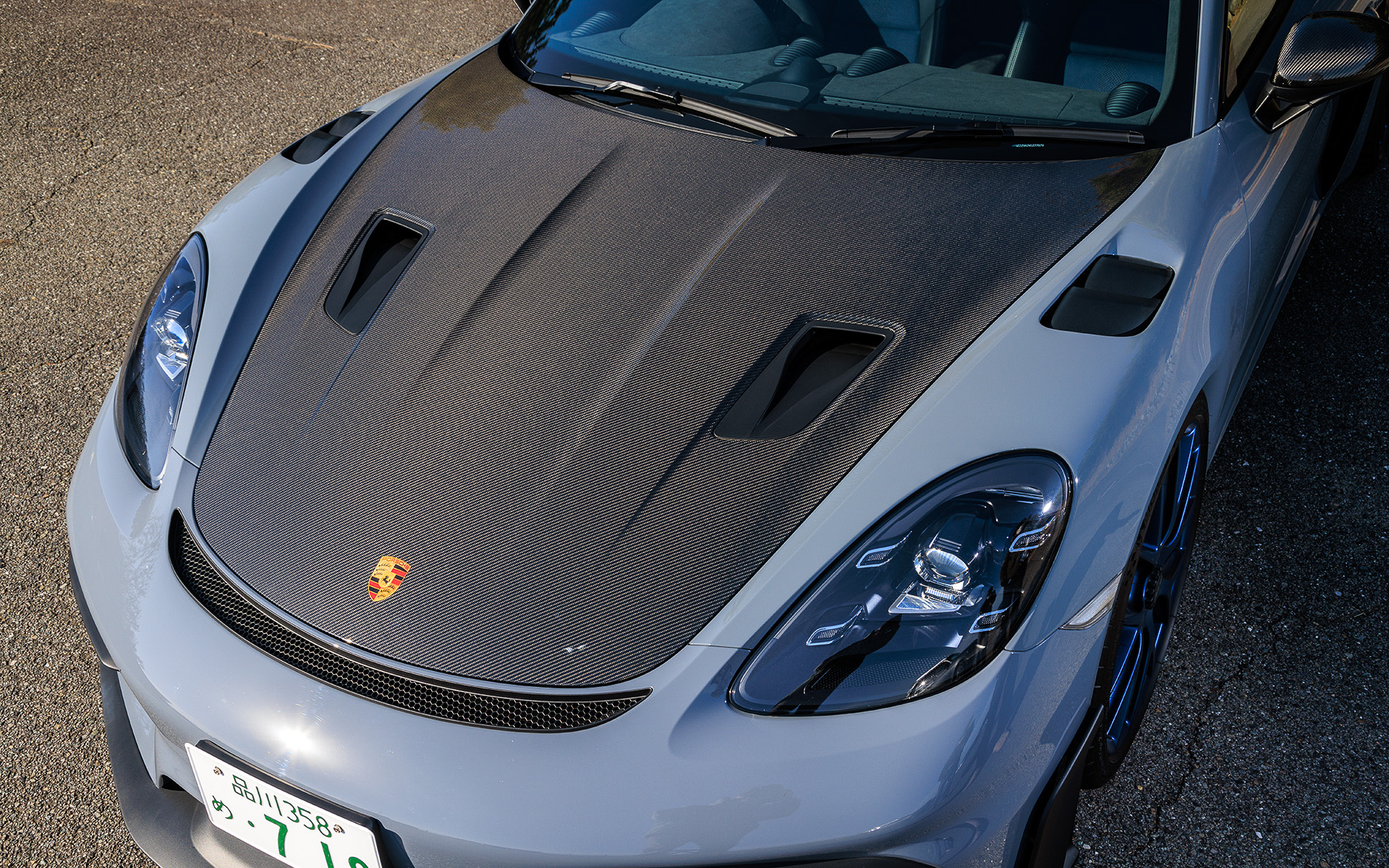 ボンネットやフロントフェンダーなどのコンポーネントには炭素繊維強化プラスチック(CFRP)を採用。加えて断熱材の量の削減や軽量カーペットを採用するとともに、リアウィンドウは軽量ガラスとした。さらにナイロン製のドアオープナーとネットを用いた収納コンパートメントを備える軽量ドアパネルなどが与えられるなど、徹底した軽量化が行なわれている。撮影車はオプションの「ヴァイザッハパッケージ」を装着し、フロントラゲッジコンパートメントリッド、プロセスエアインテーク、クーリングエアインテーク、エアボックスカバー、エクステリアミラーアッパートリム、リアウイングなどがカーボン織目模様仕上げになっている