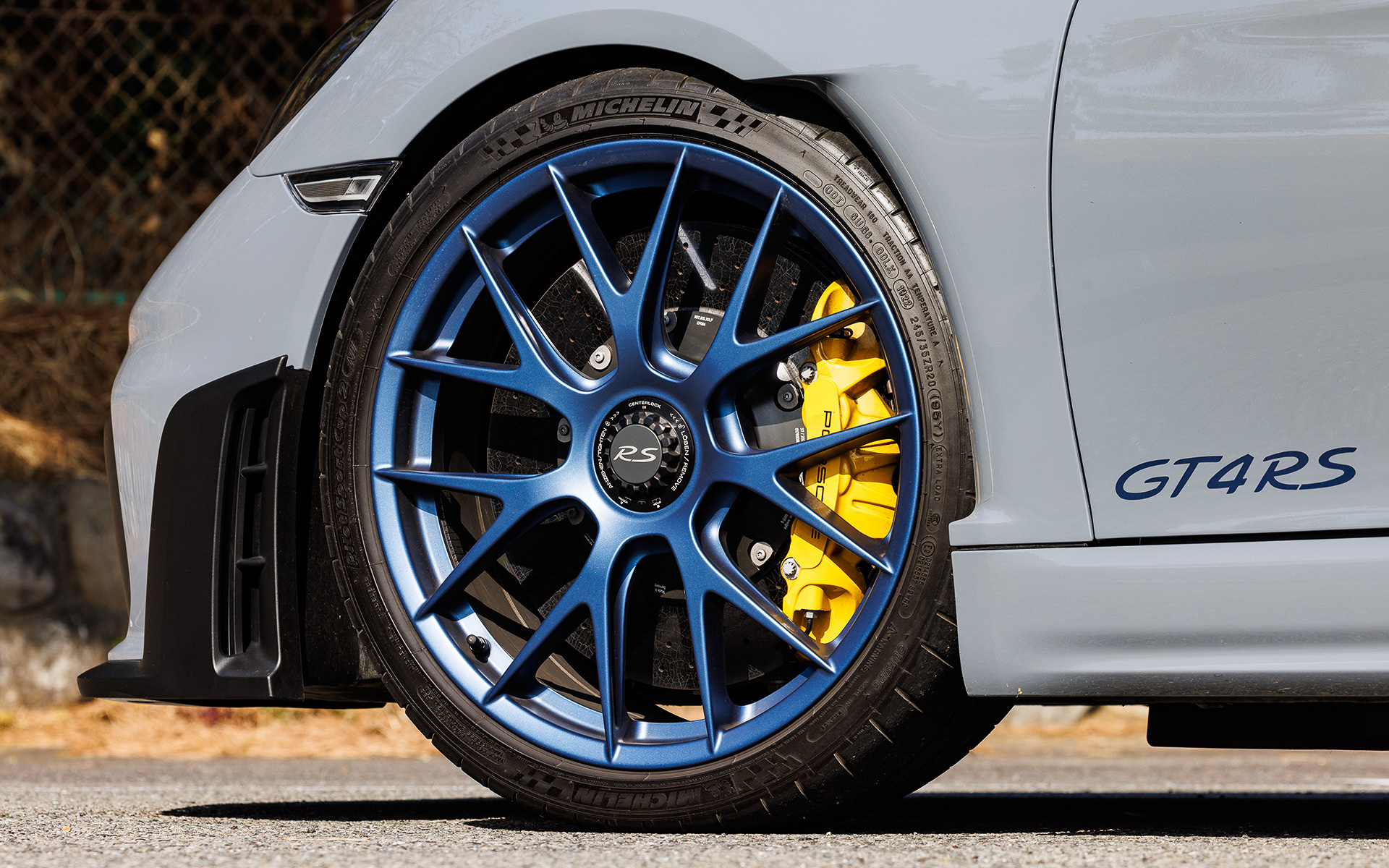 サーキット対応の調整可能なシャシーはRS専用のショックアブソーバーのセットアップを備え、スプリングとスタビライザーのレートが変更された。ミシュラン「パイロットスポーツカップ2」に組み合わせる専用の20インチ鍛造マグネシウムホイールの価格は247万5000円