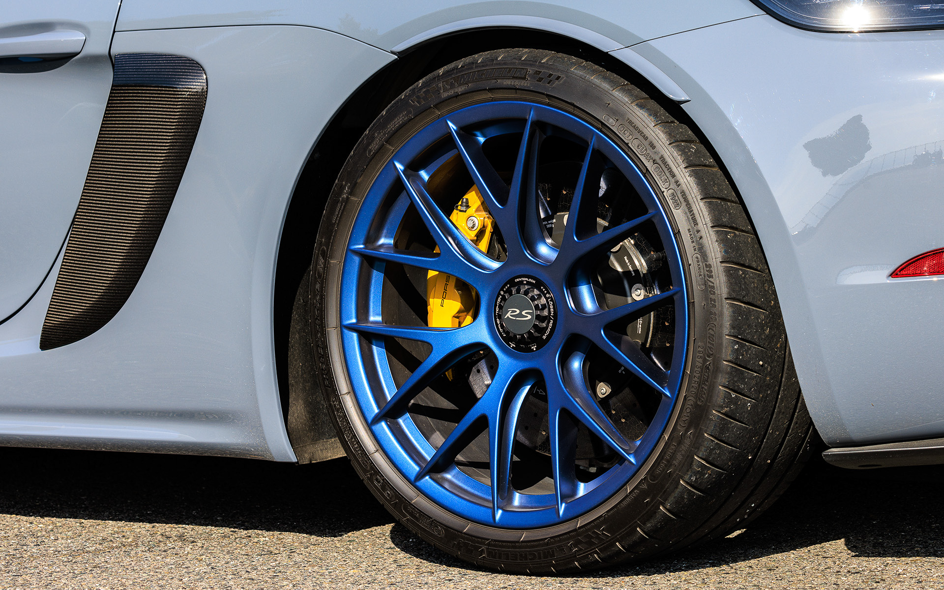 サーキット対応の調整可能なシャシーはRS専用のショックアブソーバーのセットアップを備え、スプリングとスタビライザーのレートが変更された。ミシュラン「パイロットスポーツカップ2」に組み合わせる専用の20インチ鍛造マグネシウムホイールの価格は247万5000円