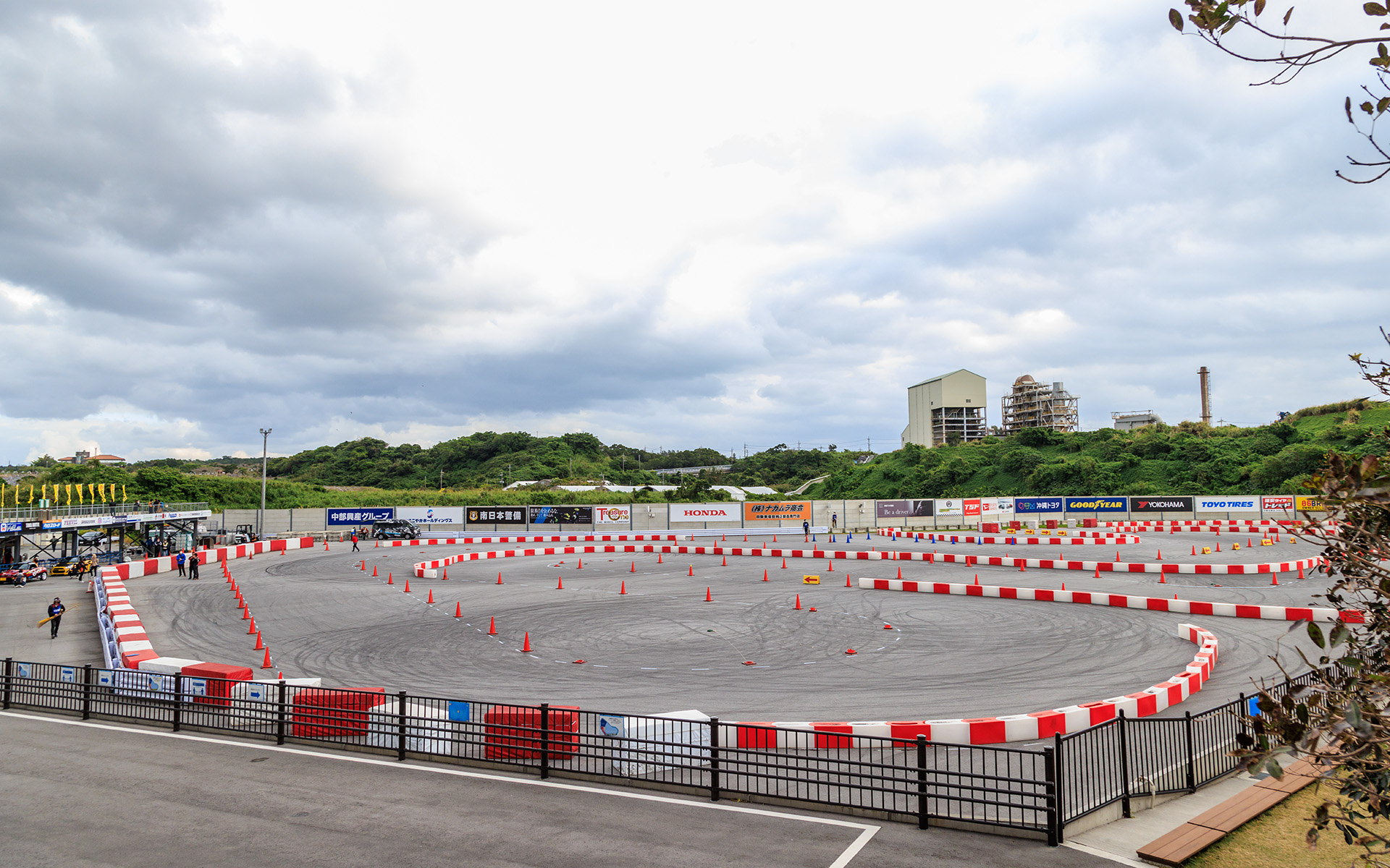 モータースポーツマルチフィールド沖縄のフィールド部分にコースを設定。1周のタイムはおよそ30秒といったところ