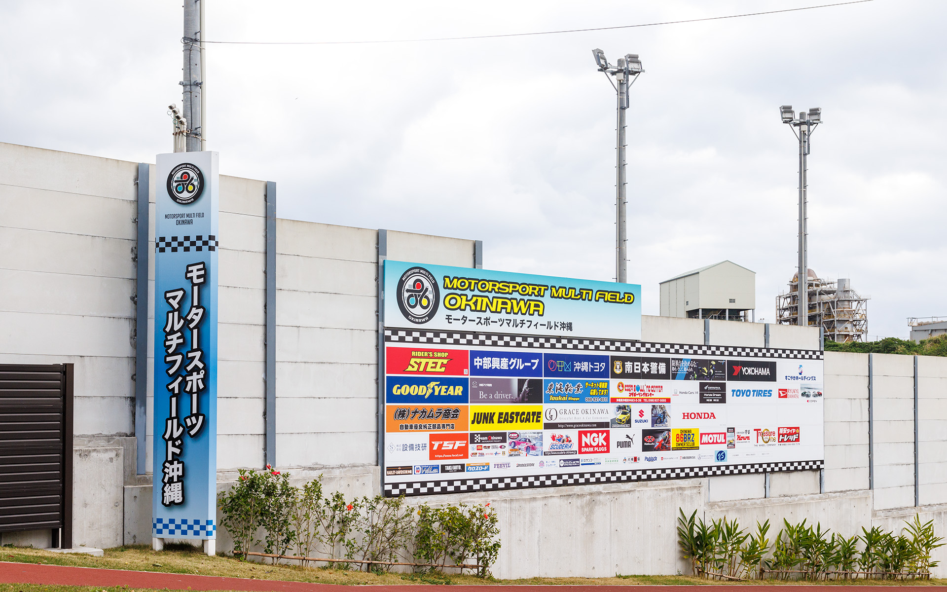 モータースポーツマルチフィールド沖縄のフィールド部分にコースを設定。1周のタイムはおよそ30秒といったところ