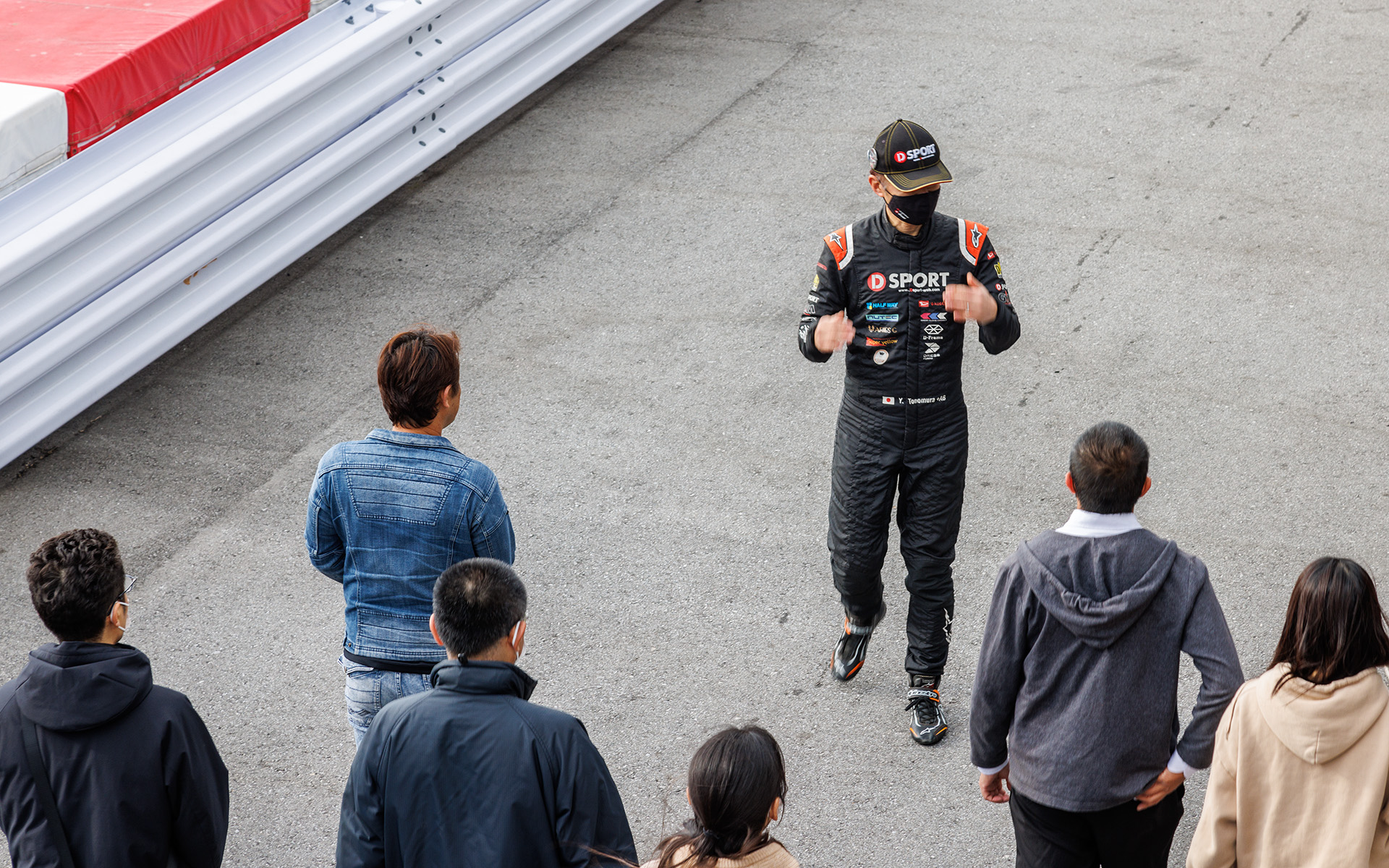 2グループに分かれてトラックウォークを実施