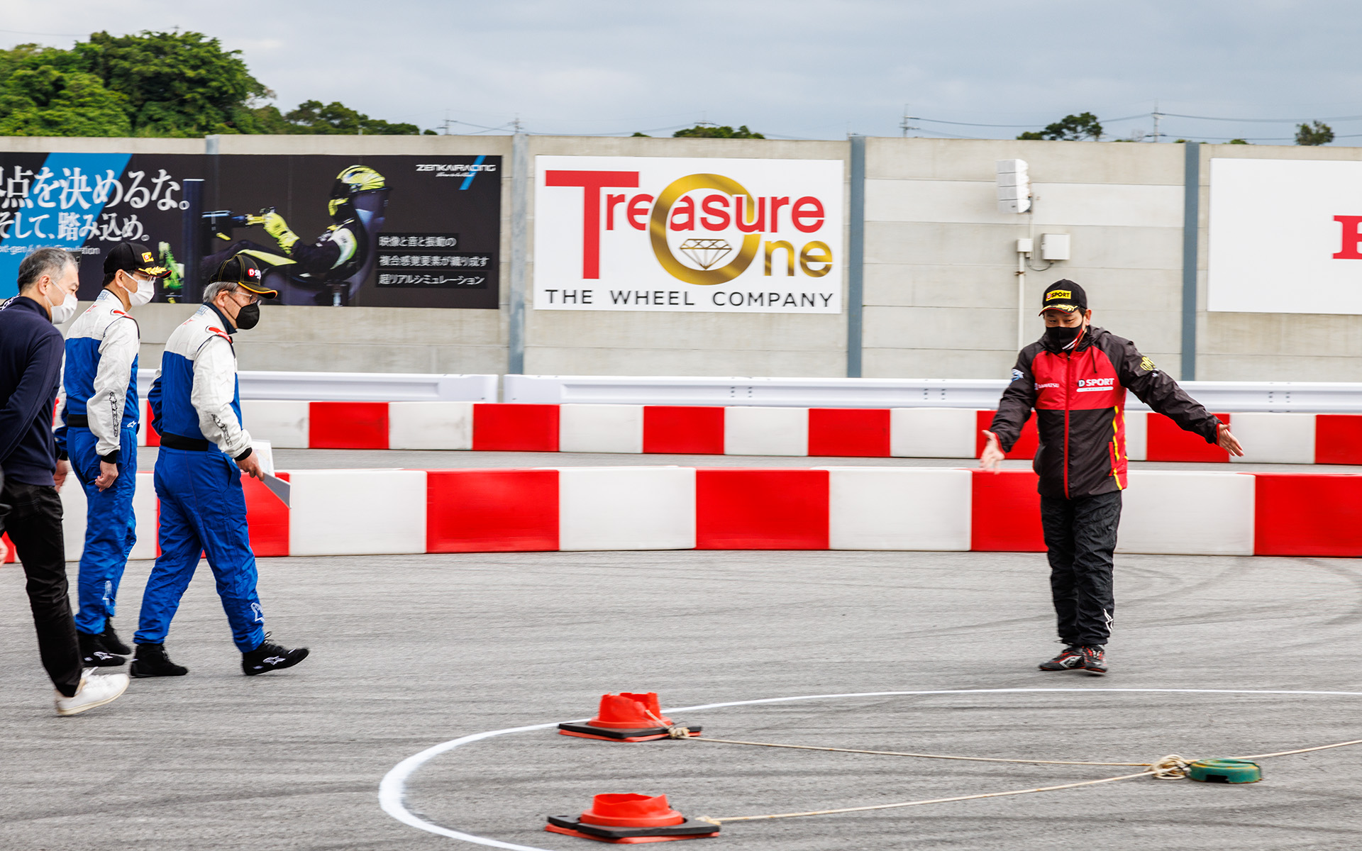 2グループに分かれてトラックウォークを実施