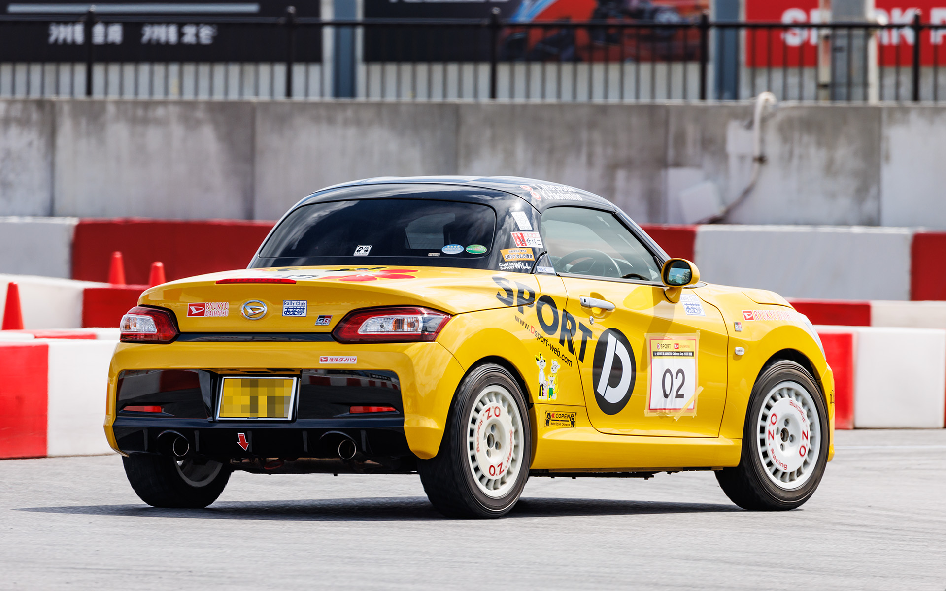 翌週開催のkicking off Rally challenge in 沖縄に参加するために仕上げたという「コペン」。タイヤもラリー用を装着している