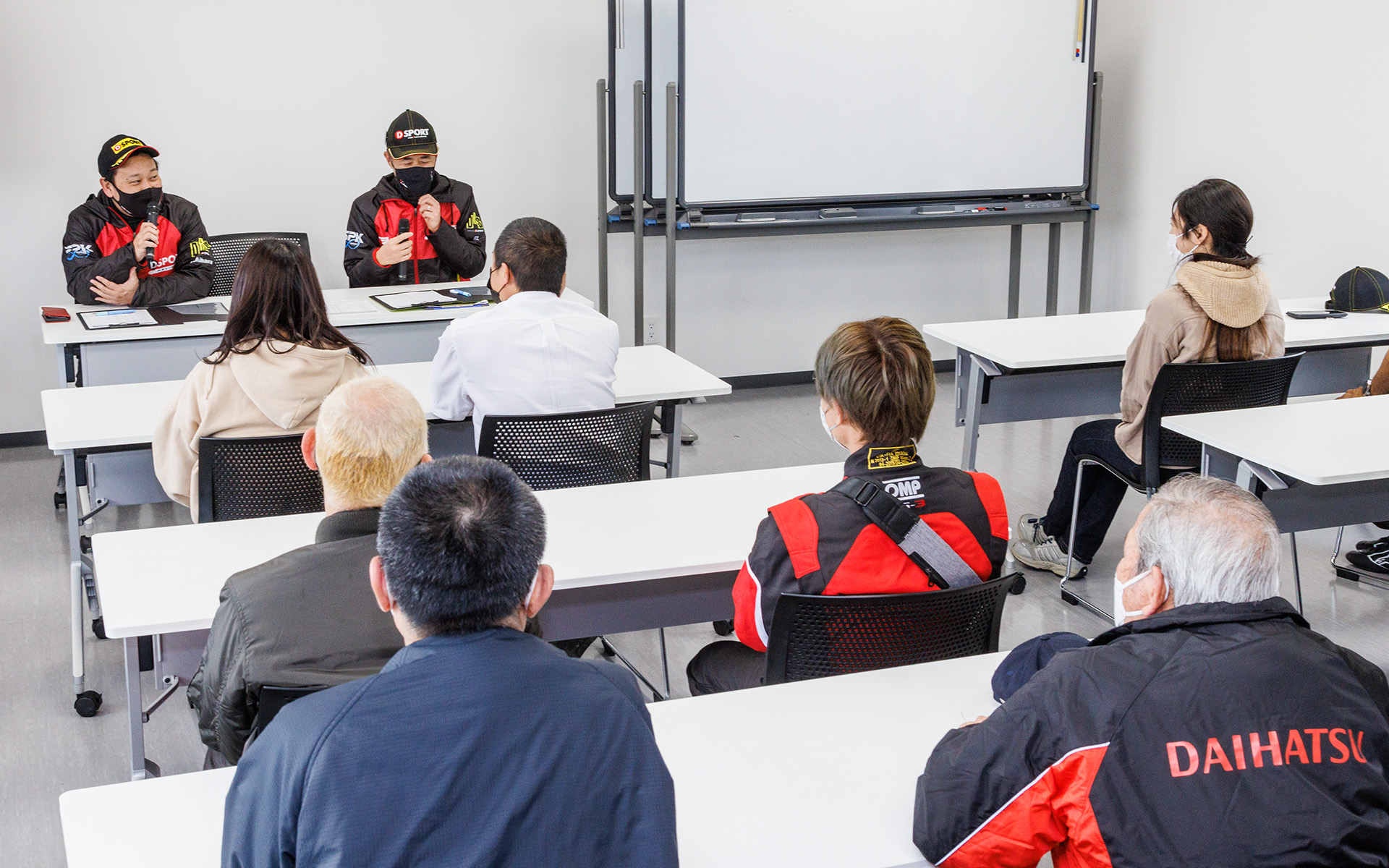 練習走行後に1人ずつアドバイスを送る