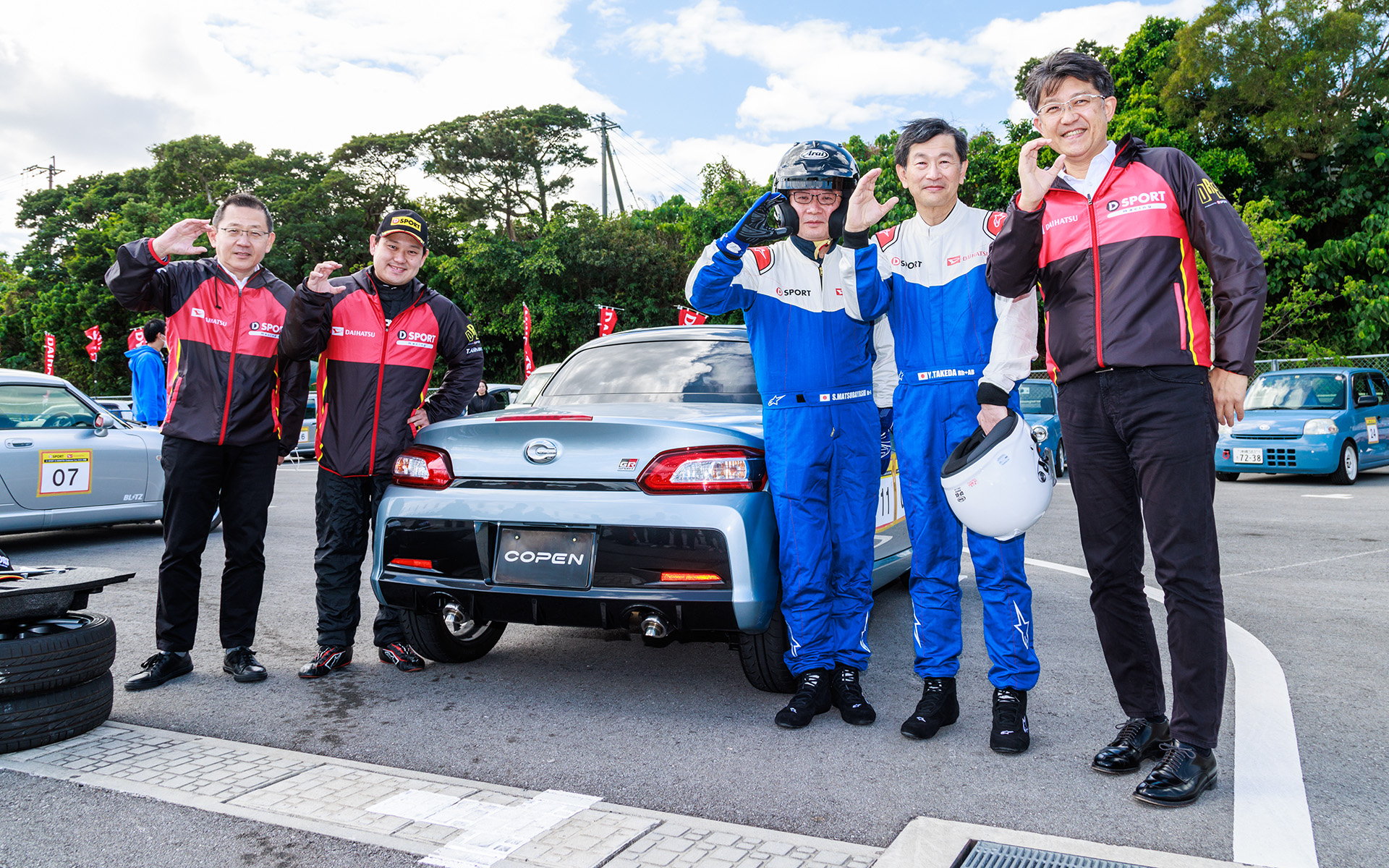 肩書きがインフレを起こしそうなメンバーによる記念撮影も。左から井出氏、相原氏、松林取締役会長、武田取締役、佐藤氏