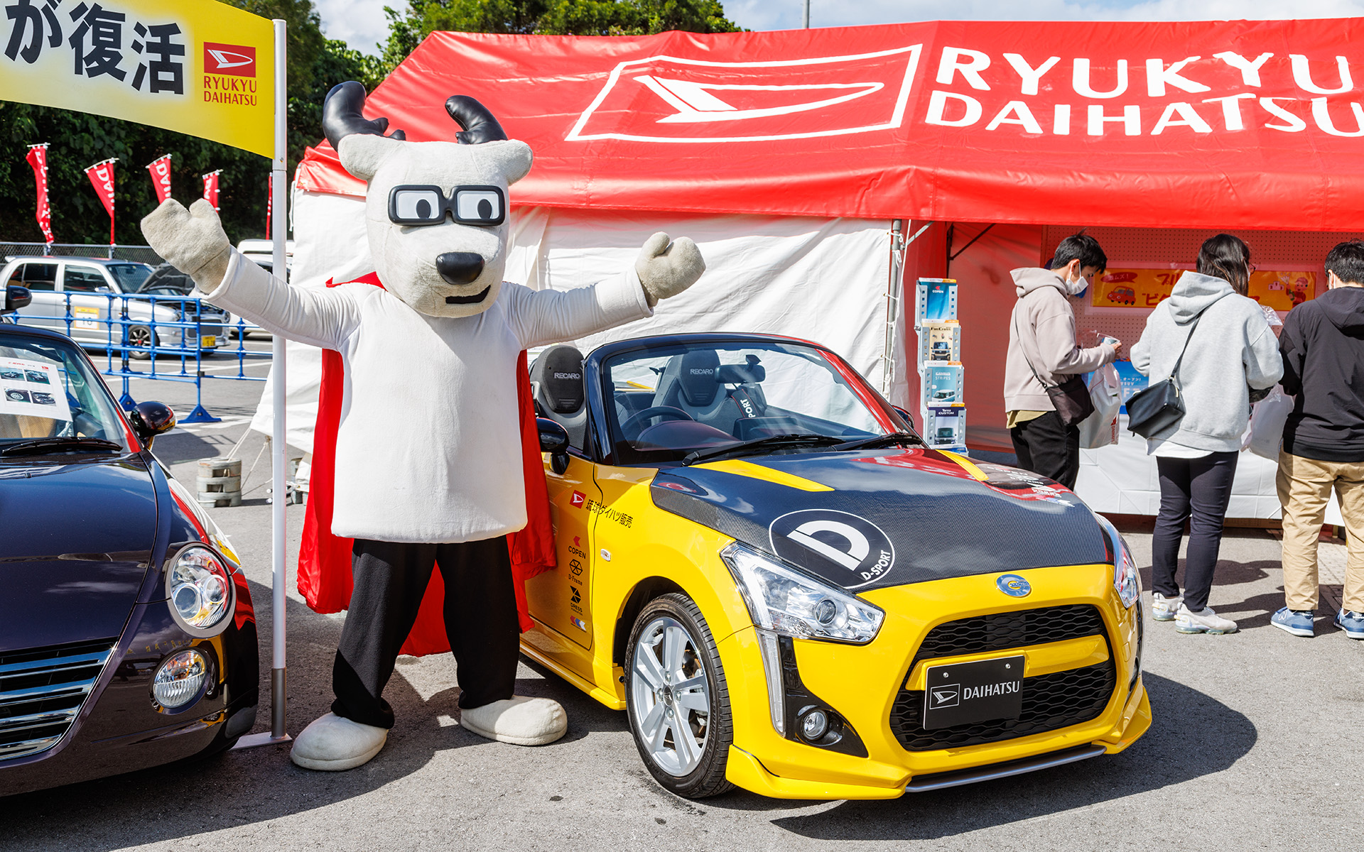 地元のディーラー、琉球ダイハツ販売のブースには“カクカクシカジカ”が登場